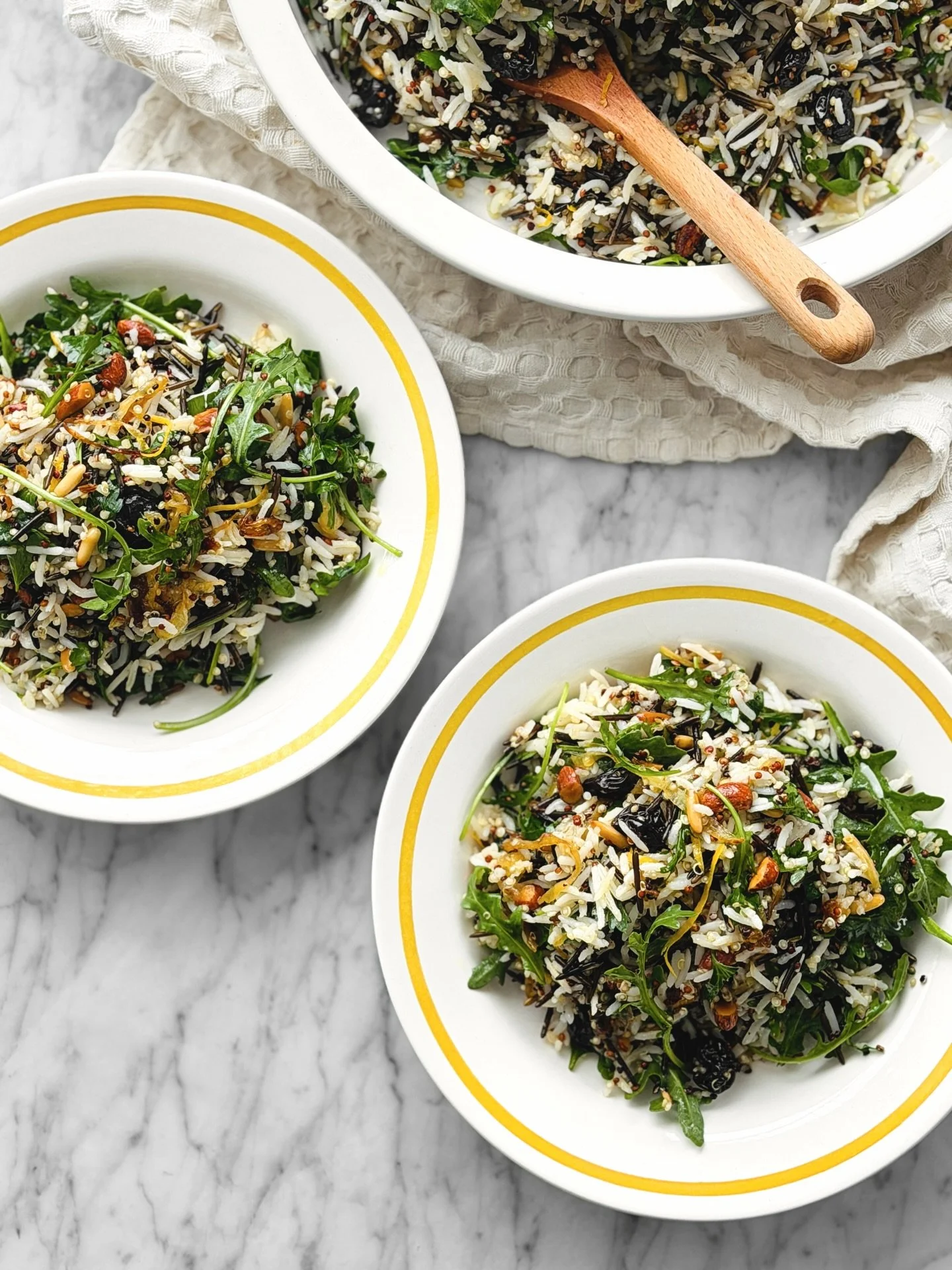 Petite mise &agrave; jour pour une salade si d&eacute;licieuse qu&rsquo;elle m&eacute;ritait un plus joli traitement visuel. Cette salade est a mettre dans votre liste de meal prep pour la semaine. Elle fera des lunchs nourrissants ou un parfait acco