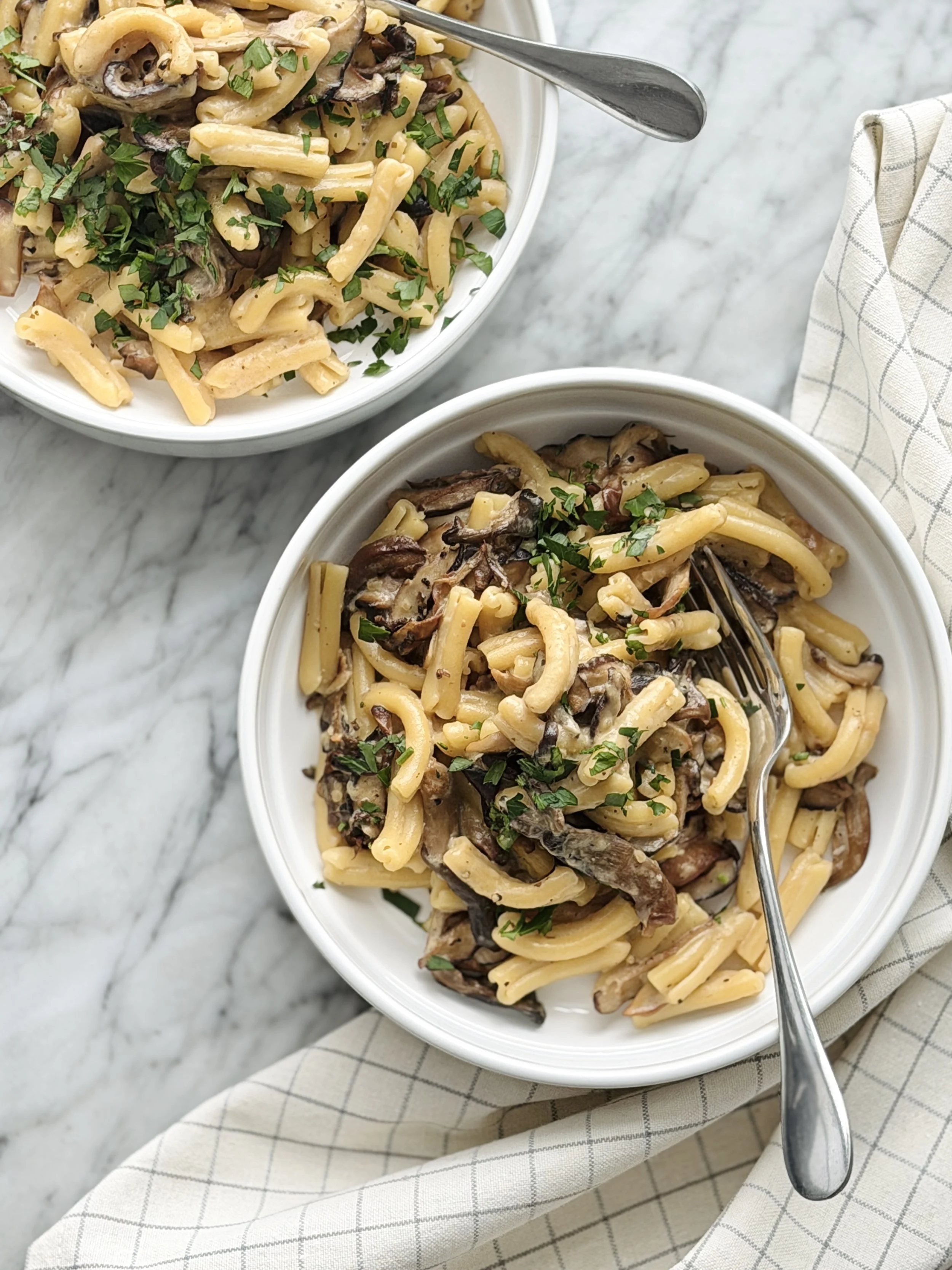 Pâtes crémeuses à l'ail confit et au miso