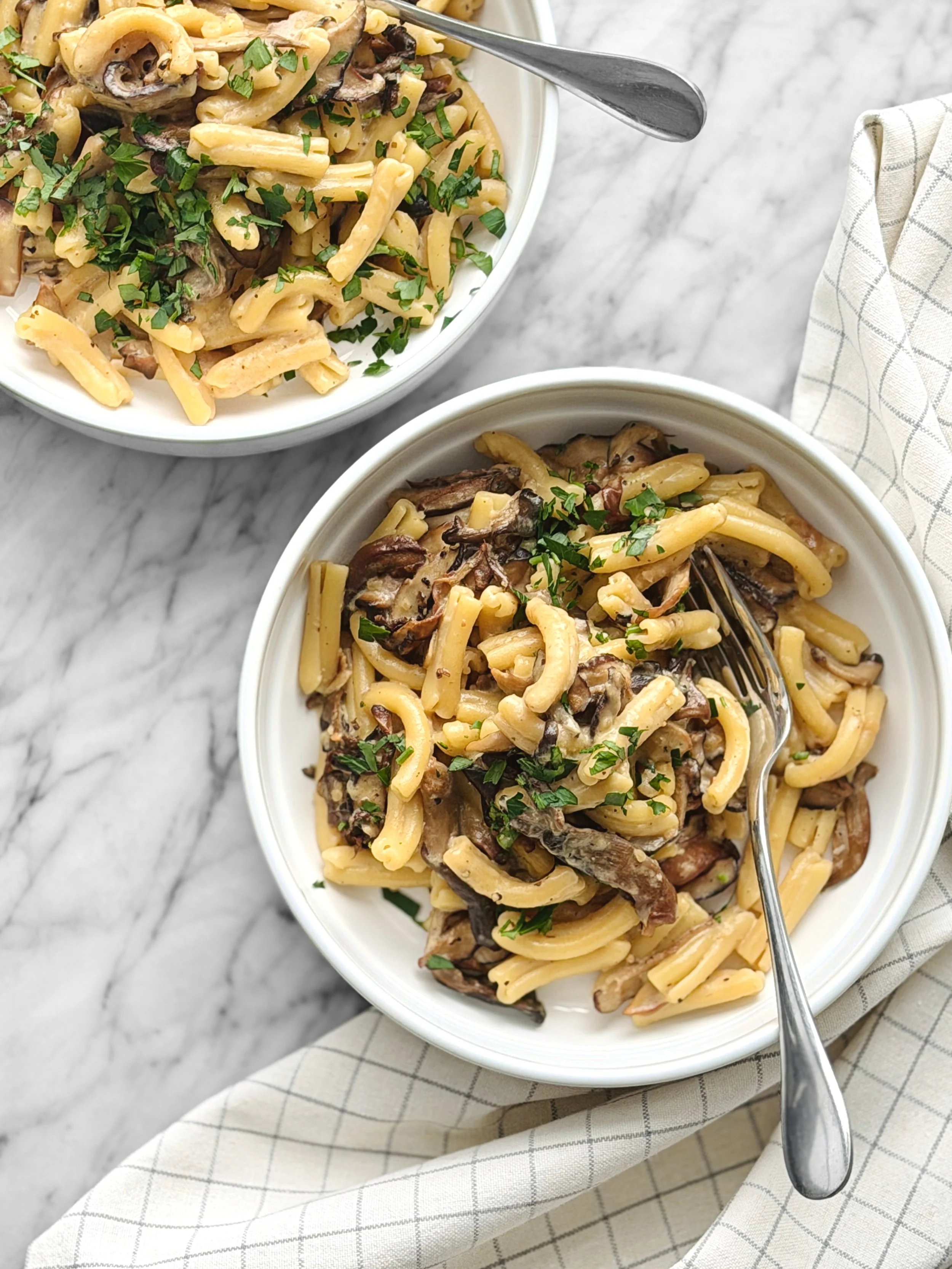 Pâtes crémeuses ail confit et miso aux champignons
