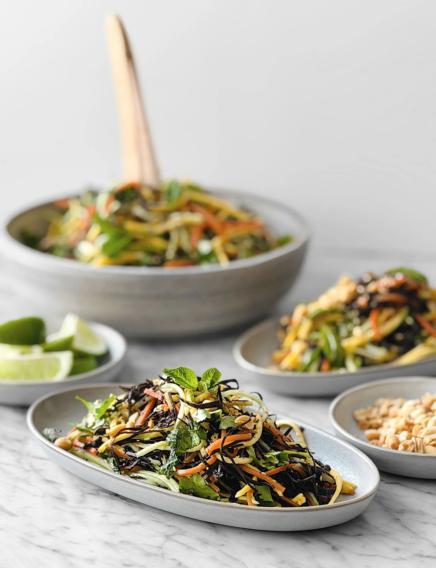 Pour une bonne dose de couleurs et d&rsquo;exotisme et pour d&eacute;mystifier la cuisine des algues, cette salade sera tout simplement parfaite. Inspir&eacute;e des saveurs tha&iuml;landaises, elle accompagnera parfaitement tous vos plats tha&iuml;s