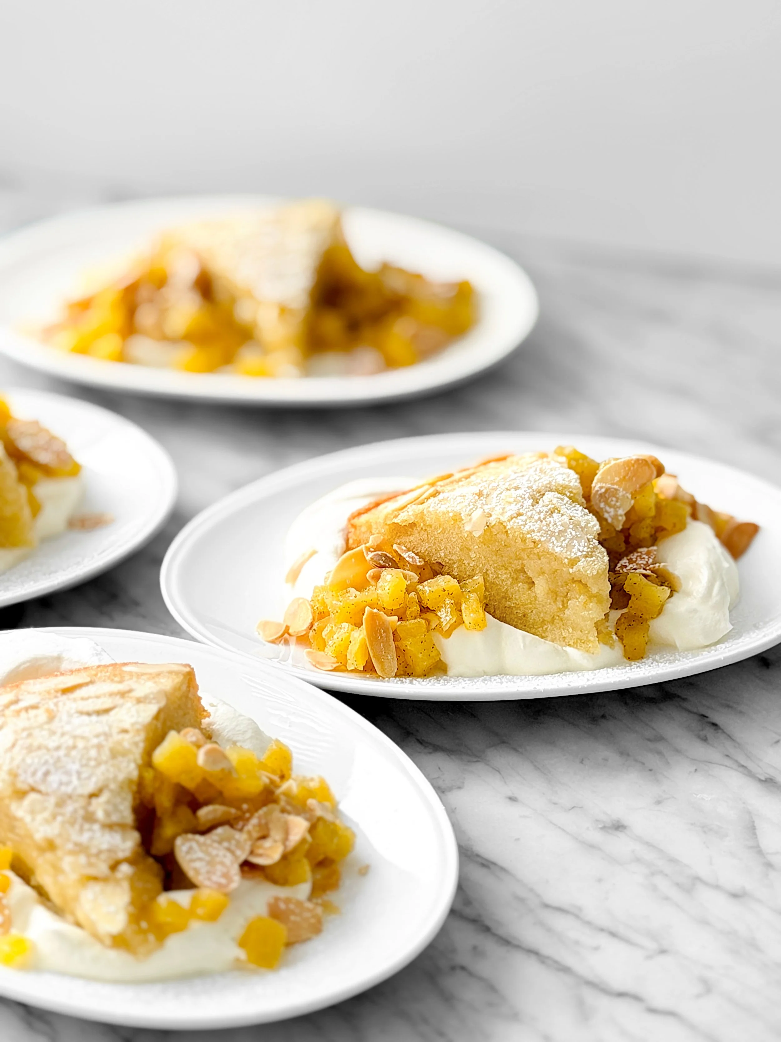 Gâteau financier, ananas confit à la vanille et chantilly amande