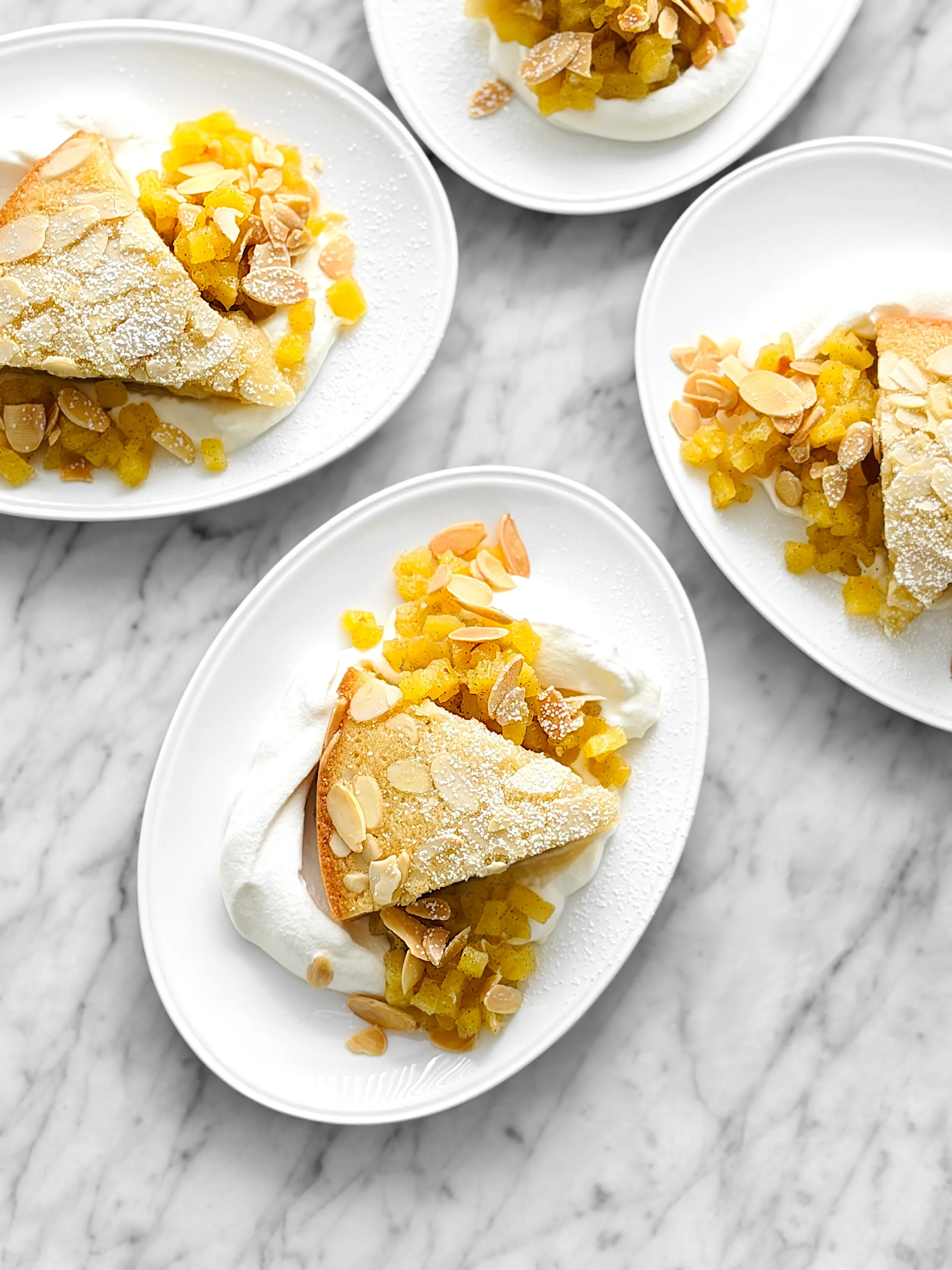 Gâteau financier, ananas confit à la vanille et chantilly amande
