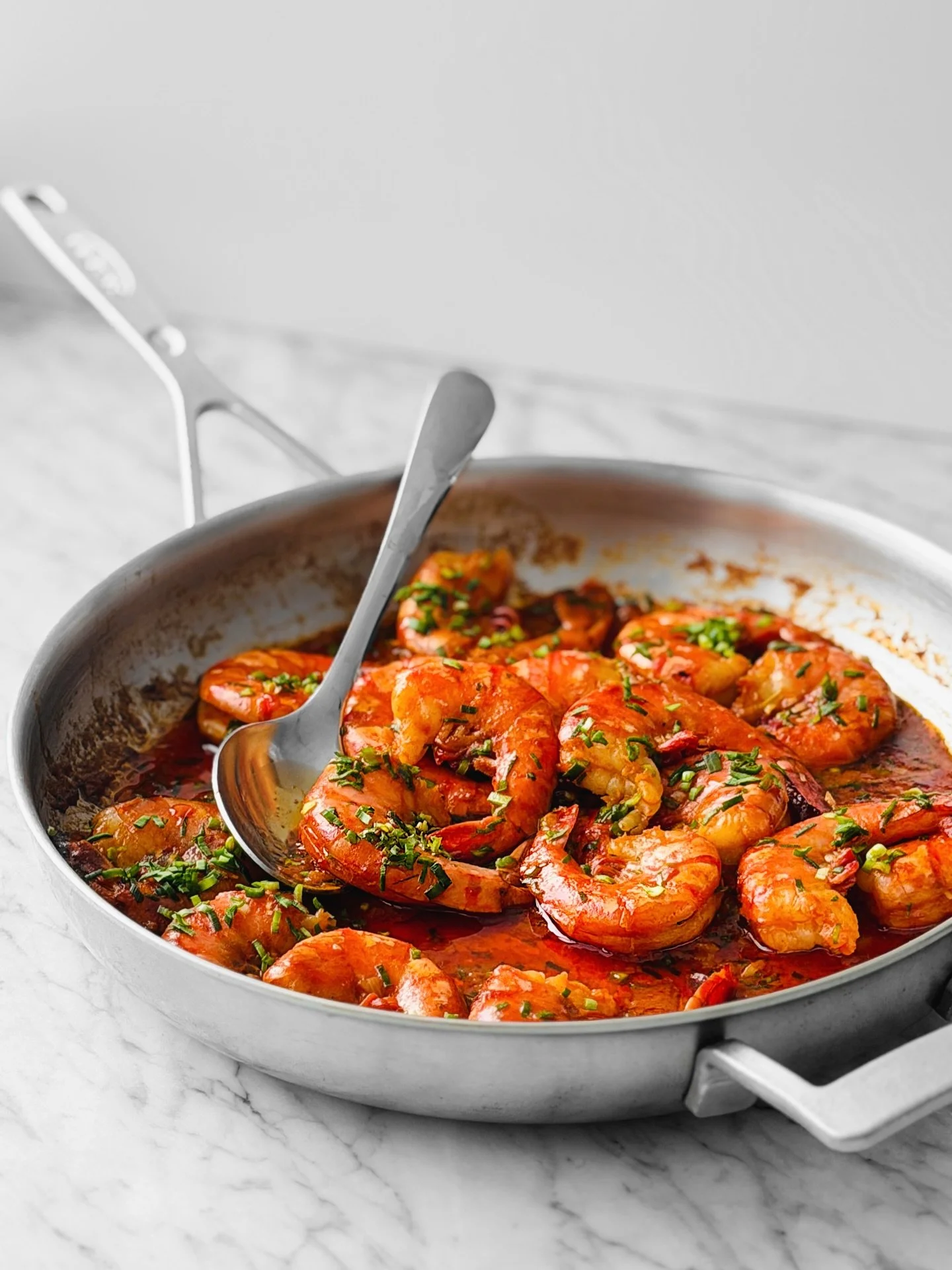 __ 𝑪𝑹𝑬𝑽𝑬𝑻𝑻𝑬𝑺 𝑺𝑪𝑨𝑴𝑷𝑰 𝑨̀ 𝑳𝑨 𝑪𝑶𝑹𝑬́𝑬𝑵𝑵𝑬 //
🍤🔥 Simplissime et rapide cette fusion entre un classique de la cuisine italienne et les saveurs franches du gochujang cor&eacute;en vous chavireront. Des crevettes g&eacute;antes au g