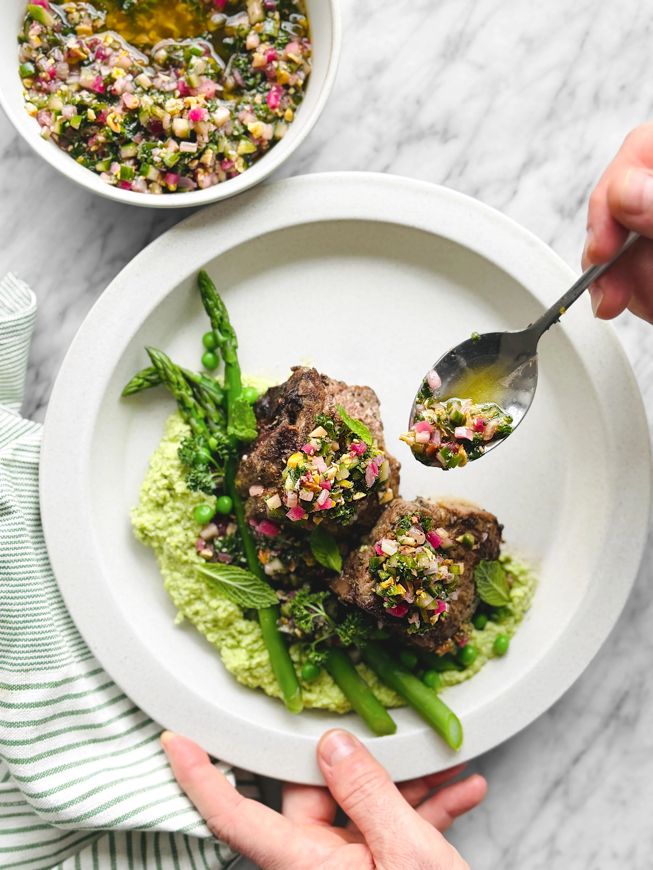 Côtelettes d'agneau, purée de pois au feta, asperges et vinaigrette «à l'appétit» à la menthe