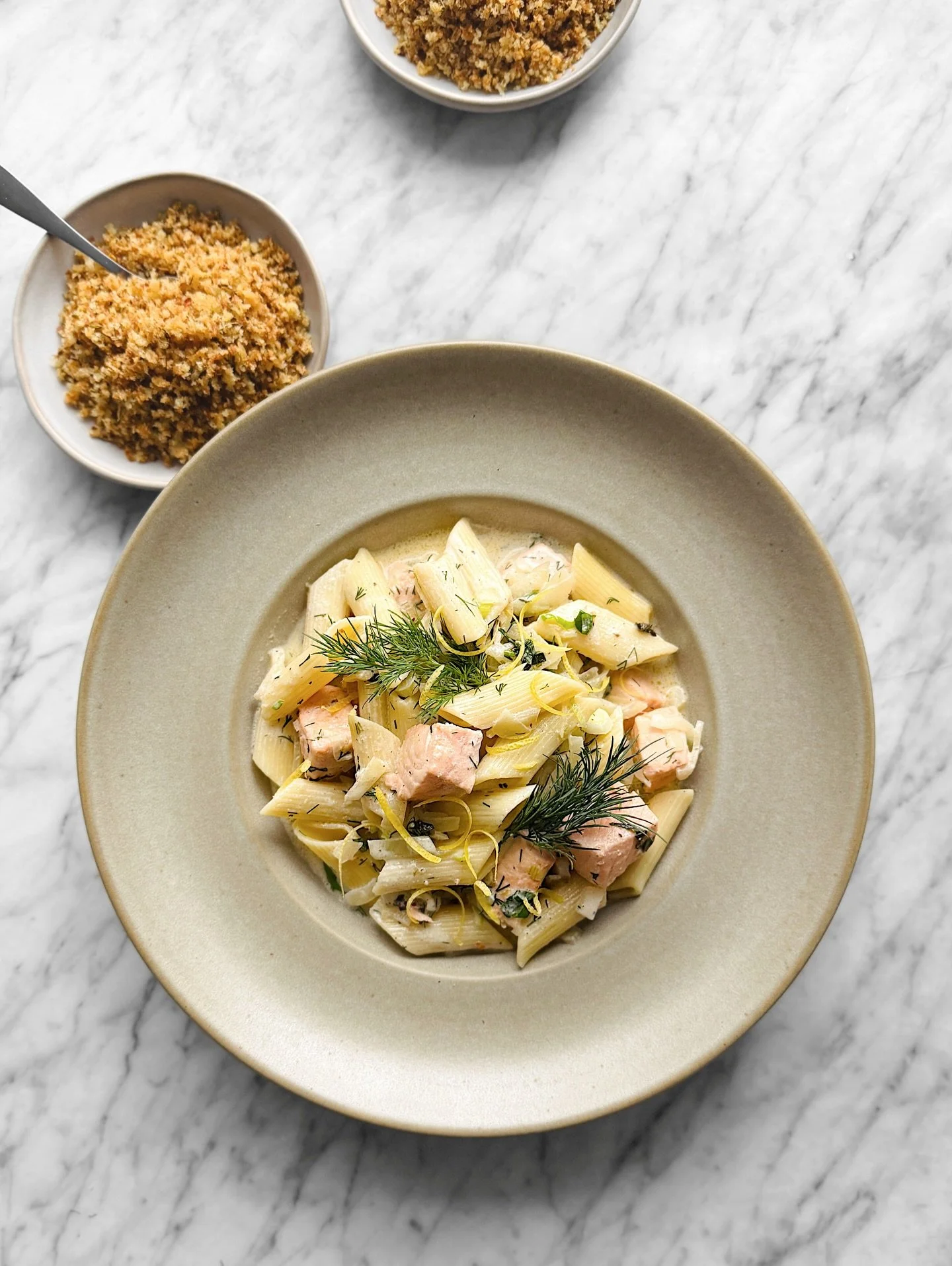 __ 𝑷𝑨̂𝑻𝑬𝑺 𝑪𝑹𝑬́𝑴𝑬𝑼𝑺𝑬𝑺 𝑨𝑼 𝑺𝑨𝑼𝑴𝑶𝑵 𝑬𝑻 𝑨𝑼 𝑭𝑬𝑵𝑶𝑼𝑰𝑳 // Le printemps enfin dans la cuisine : des p&acirc;tes cr&eacute;meuses au saumon et au fenouil, &agrave; savourer avec des zestes de citron, qui donneront l&rsquo;impress