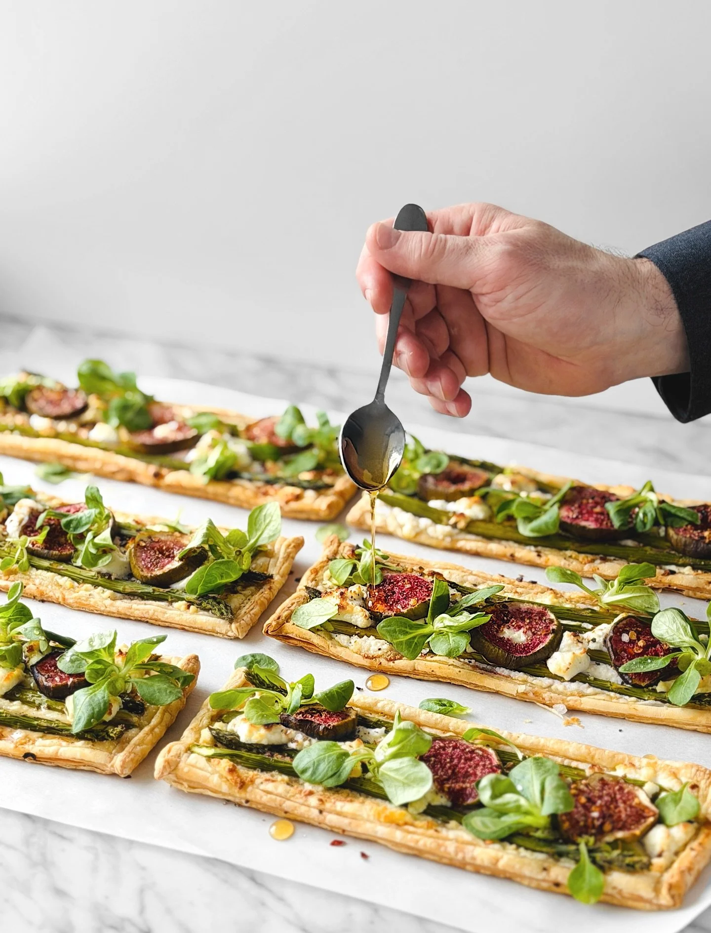 Sp&eacute;cialement pour la f&ecirc;tes des m&egrave;res : Nouvel ajout &agrave; ma s&eacute;rie de tartes feuillet&eacute;es pour l&rsquo;ap&eacute;ro ou le brunch. G&acirc;tez vos maman avec cet agencement d&eacute;licieusement printanier sal&eacut