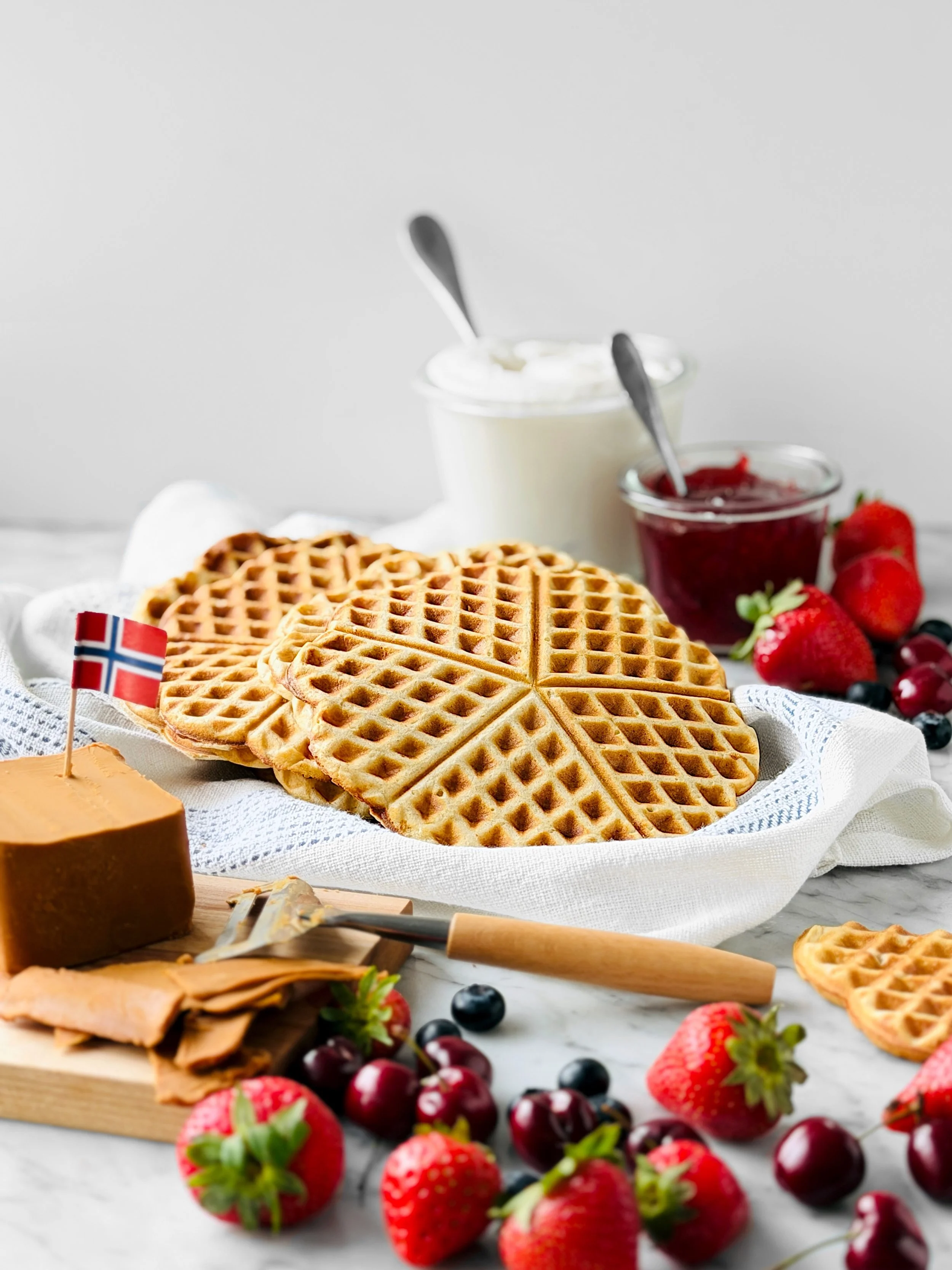 🇳🇴 Hei ! Ce week-end les Norv&eacute;giens c&eacute;l&egrave;breront en grand leur f&ecirc;te nationale, le Syttende Mai, Nasjonaldsgen ! Fid&egrave;le &agrave; moi-m&ecirc;me et propuls&eacute; par mon amour pour ce pays majestueux, je vous propos