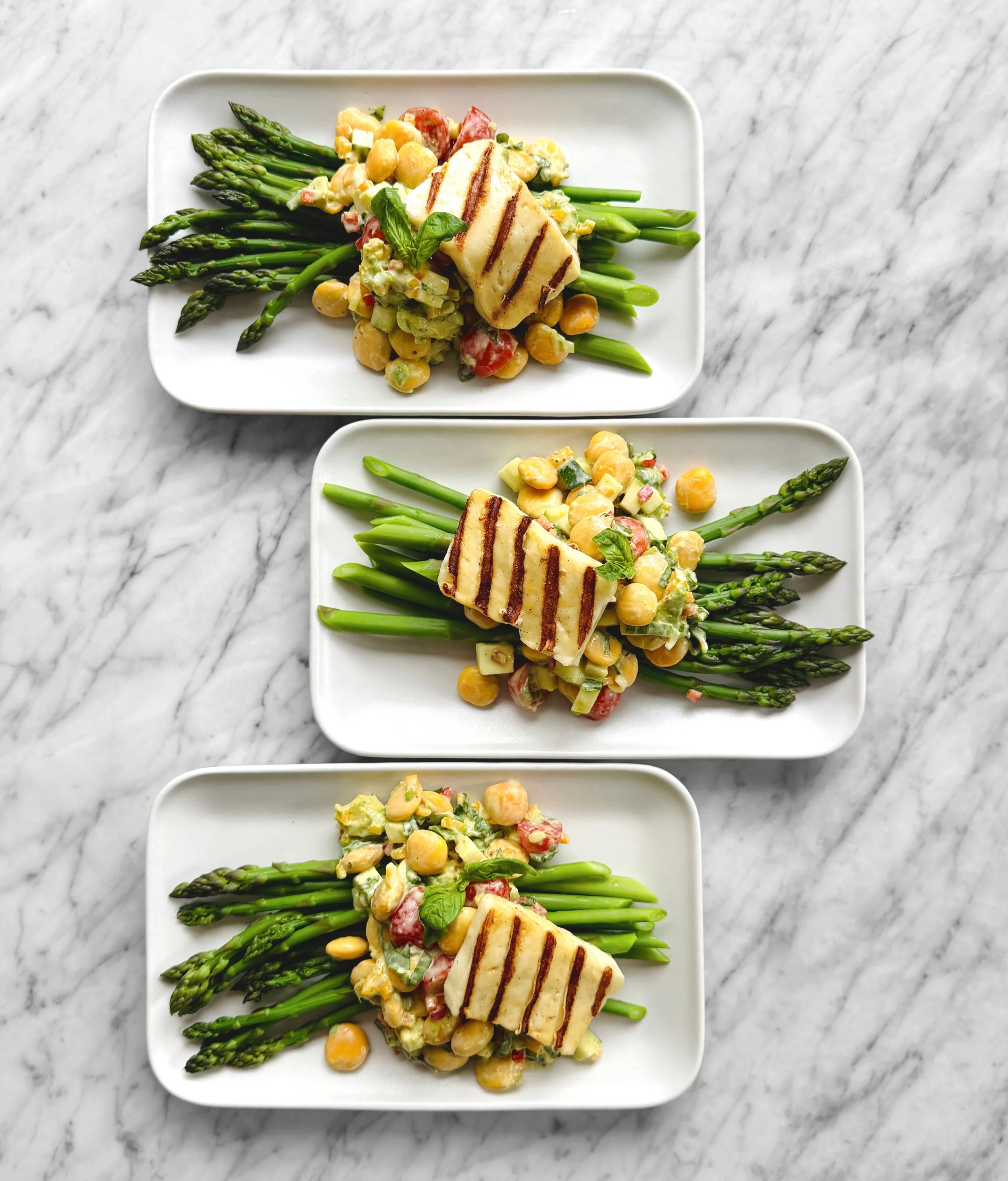 Salade de lupins, asperges et halloumi grillé