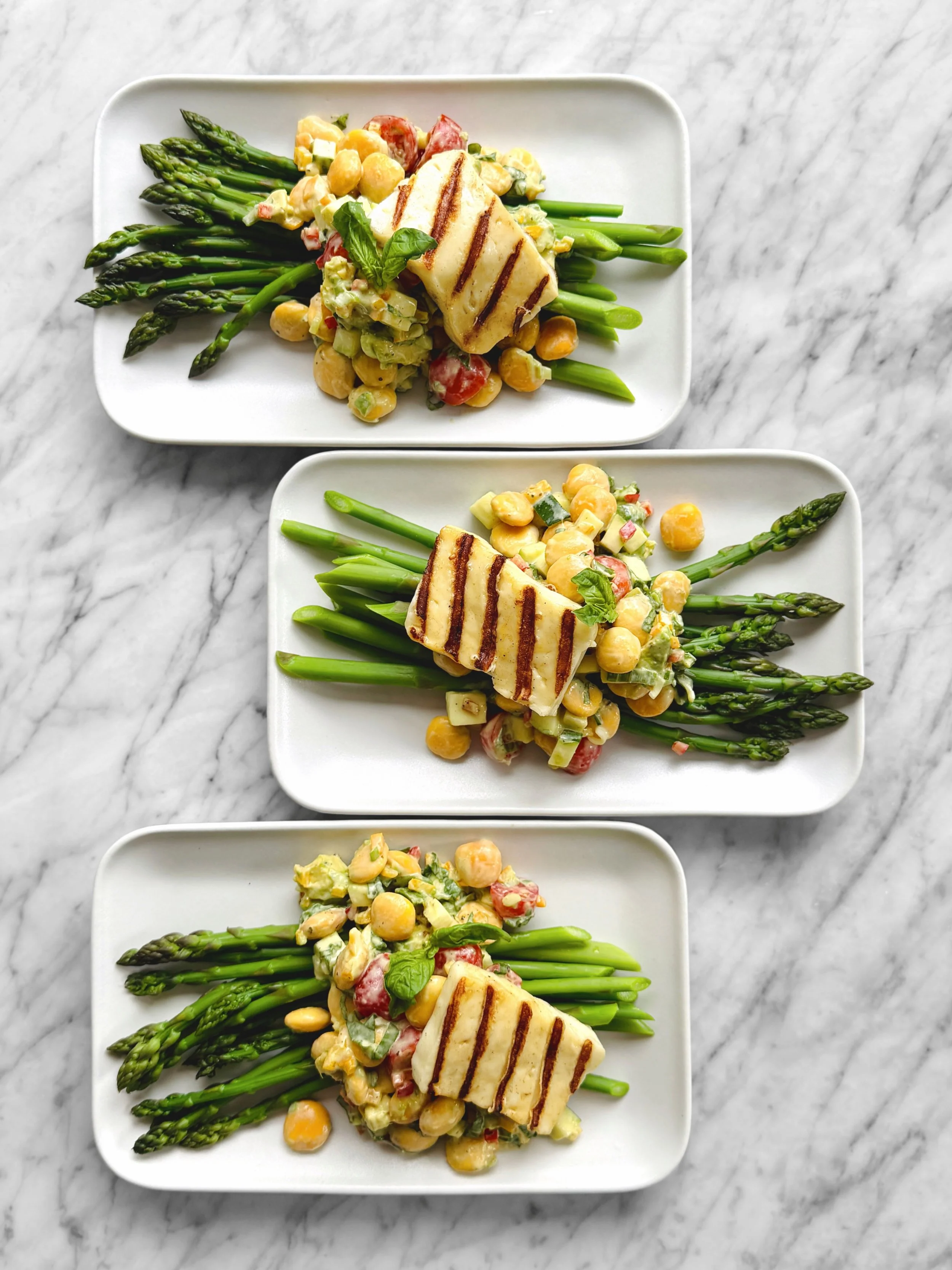 Enfin on mange dehors! Les premiers repas en terrasse sont toujours ceux qu&rsquo;on appr&eacute;cie le plus, n&rsquo;est-ce pas? Nous avons tellement attendu ce moment! C&rsquo;est comme pour les premi&egrave;res asperges du Qu&eacute;bec! Profitons