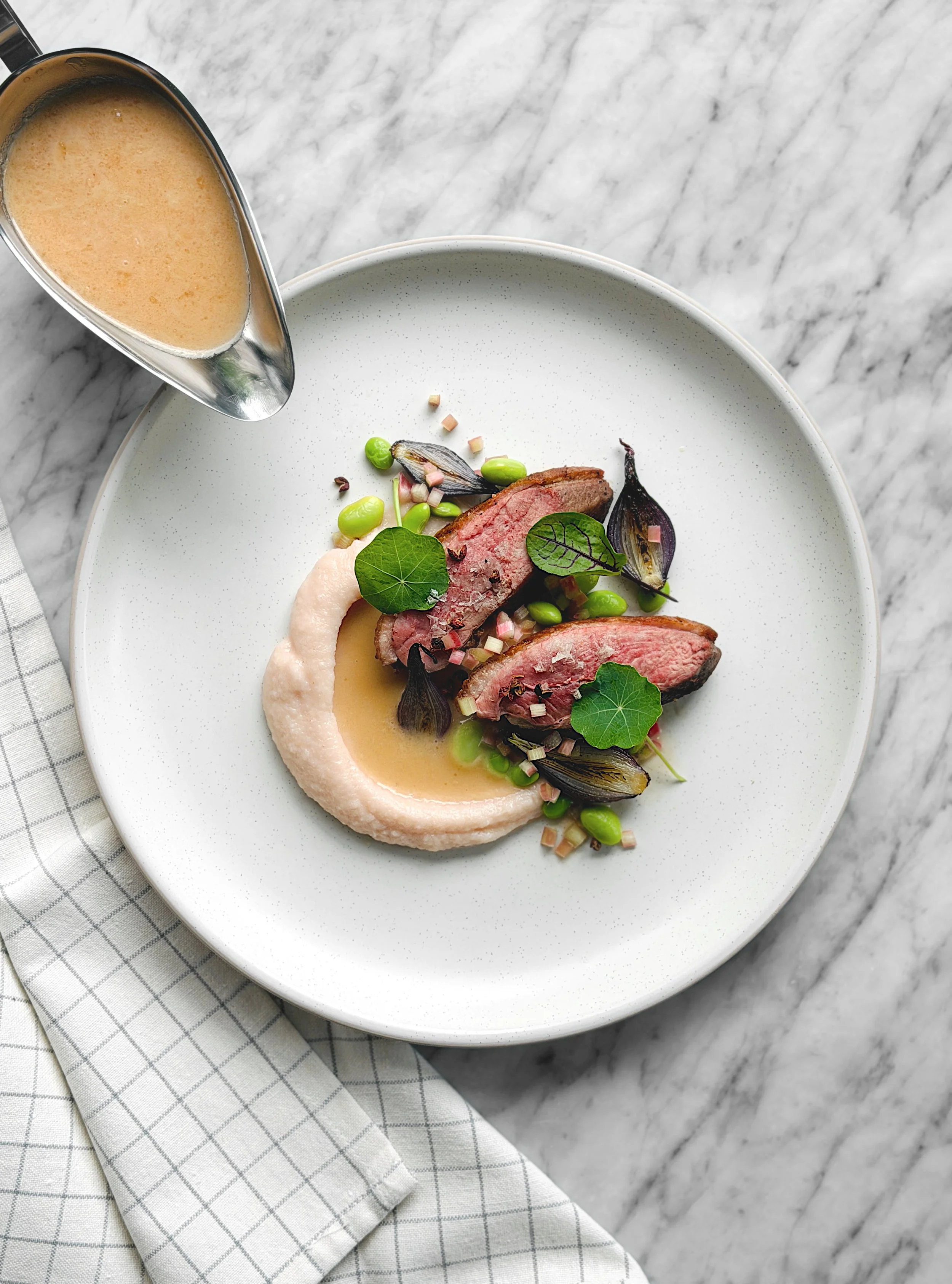 Poitrine de canard, purée de céleri-rave et de radis et sauce à la rhubarbe