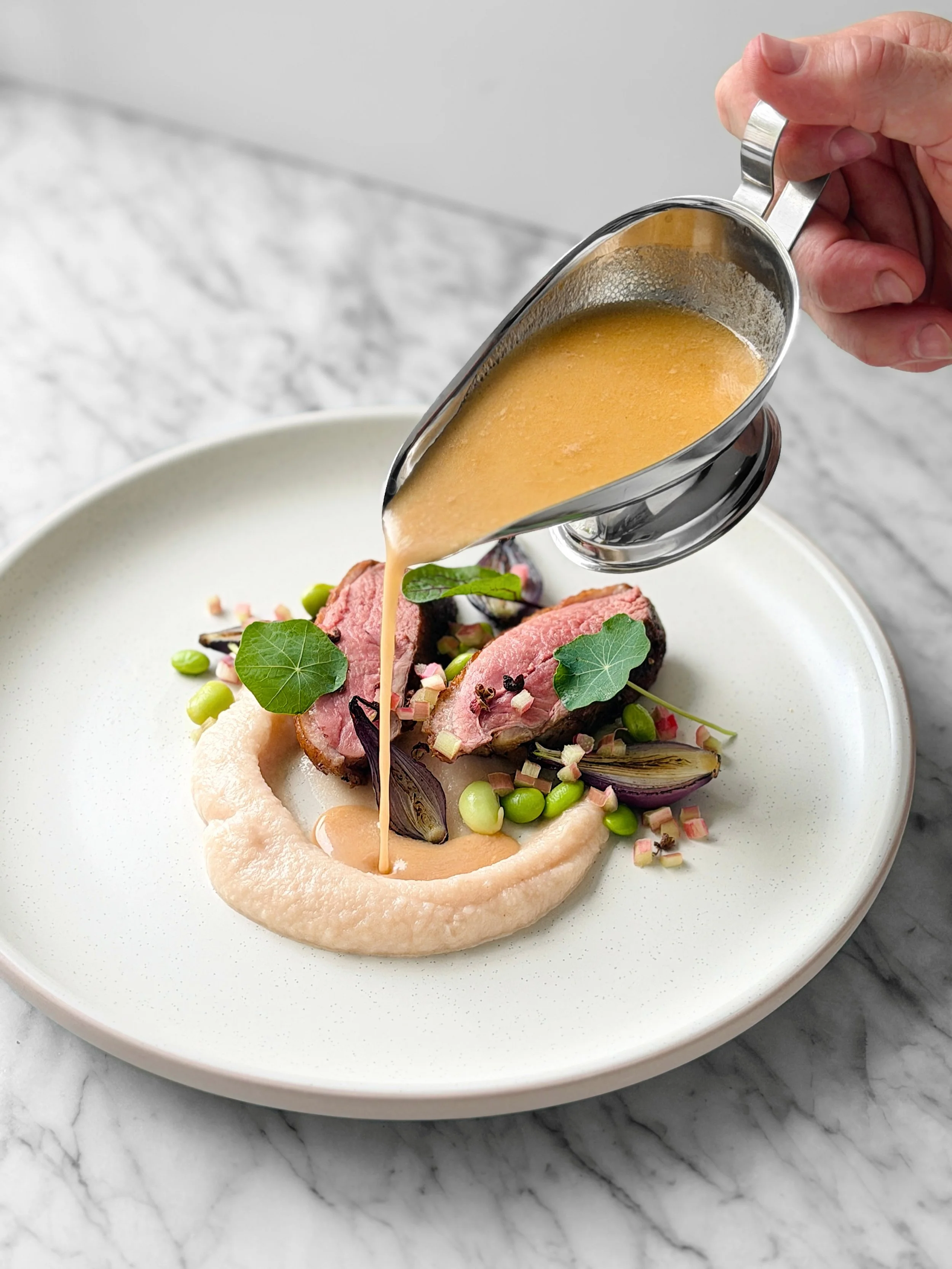 Envie de chic? D&rsquo;un peu de gastronomie? Envie de cuisiner la rhubarbe et le canard du Qu&eacute;bec? Voici une autre preuve que le printemps m&rsquo;inspire et me donne le go&ucirc;t de laisser aller ma cr&eacute;ativit&eacute;. Ne soyez pas in
