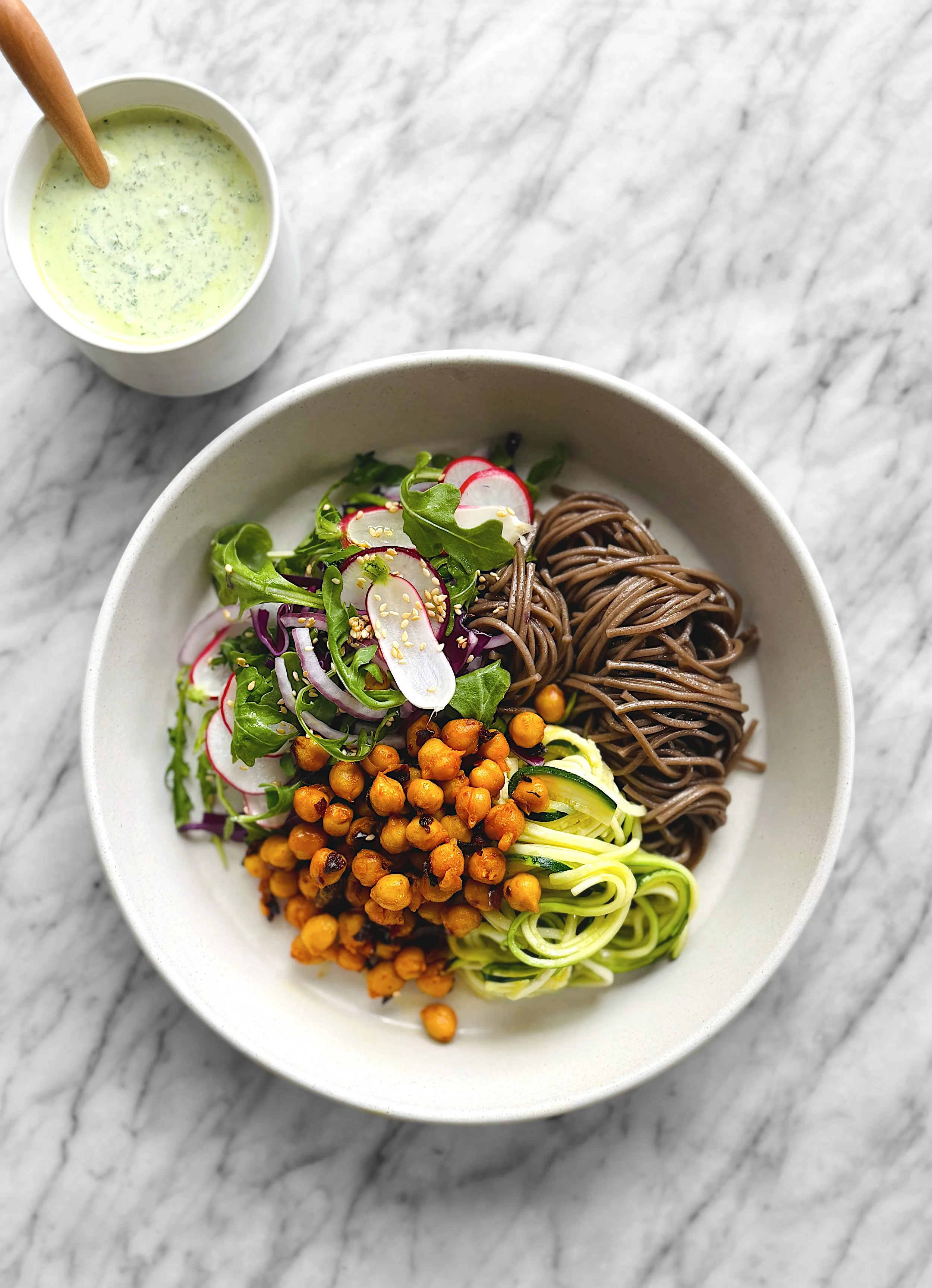 Bol santé #2 - Nouilles soba au sésame, courgettes, pois chiches épicés et salade radis-roquette