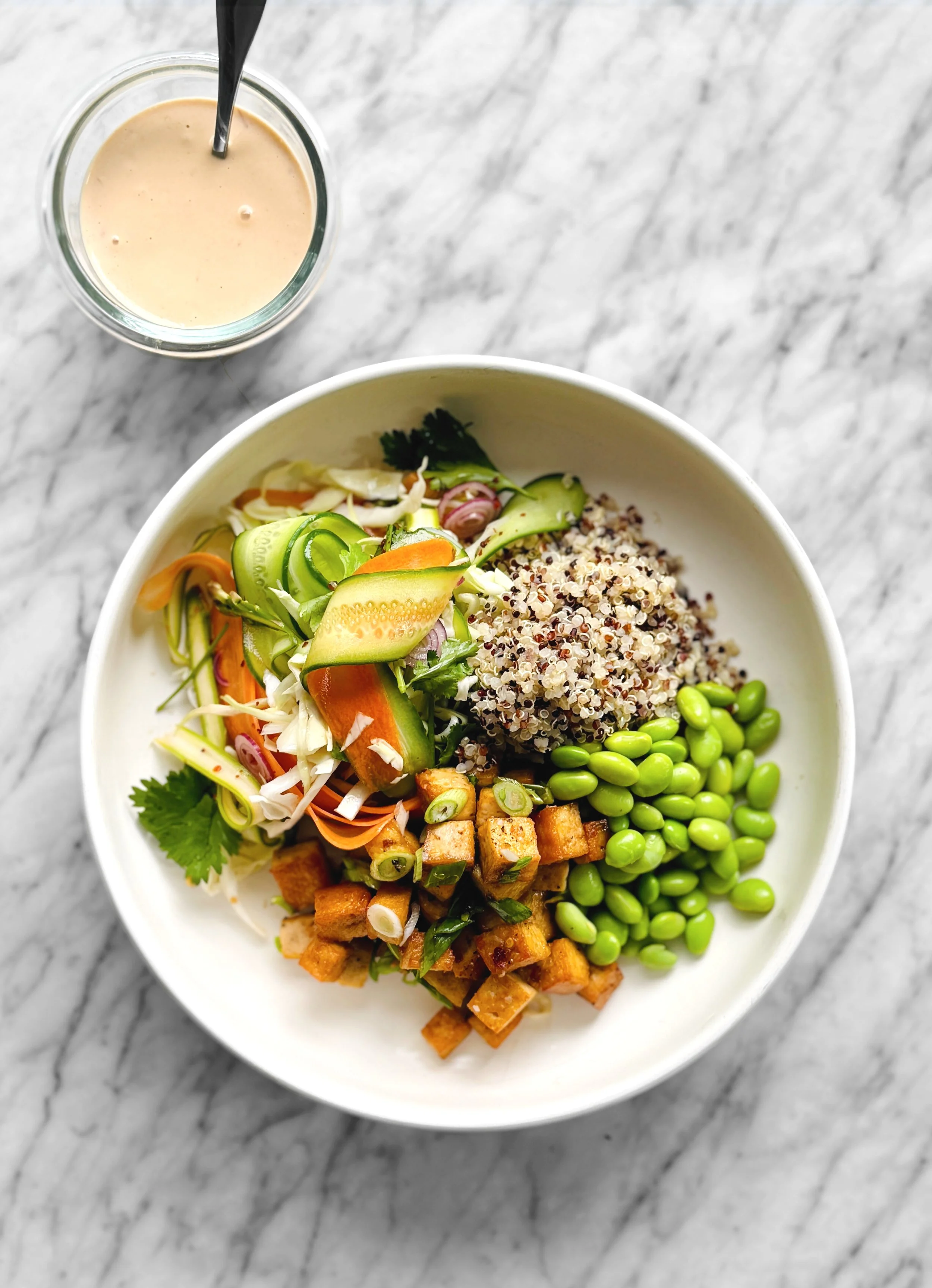 Bol santé #1 -  Quinoa, edamames, légumes marinés et tofu caramélisé