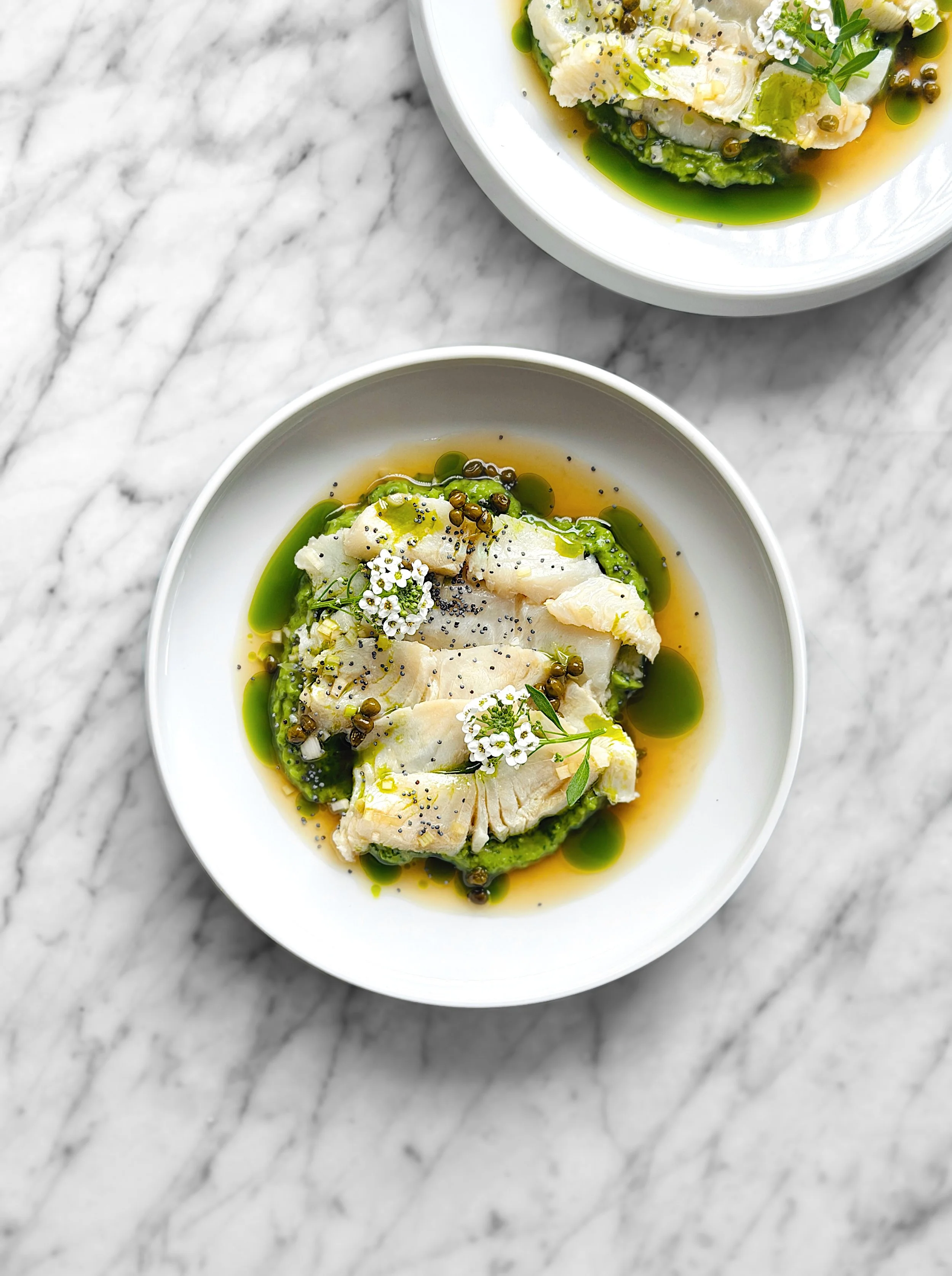 Råmarinert kveite - Flétan mariné, avocat, huile verte pimentée et vinaigrette au sureau