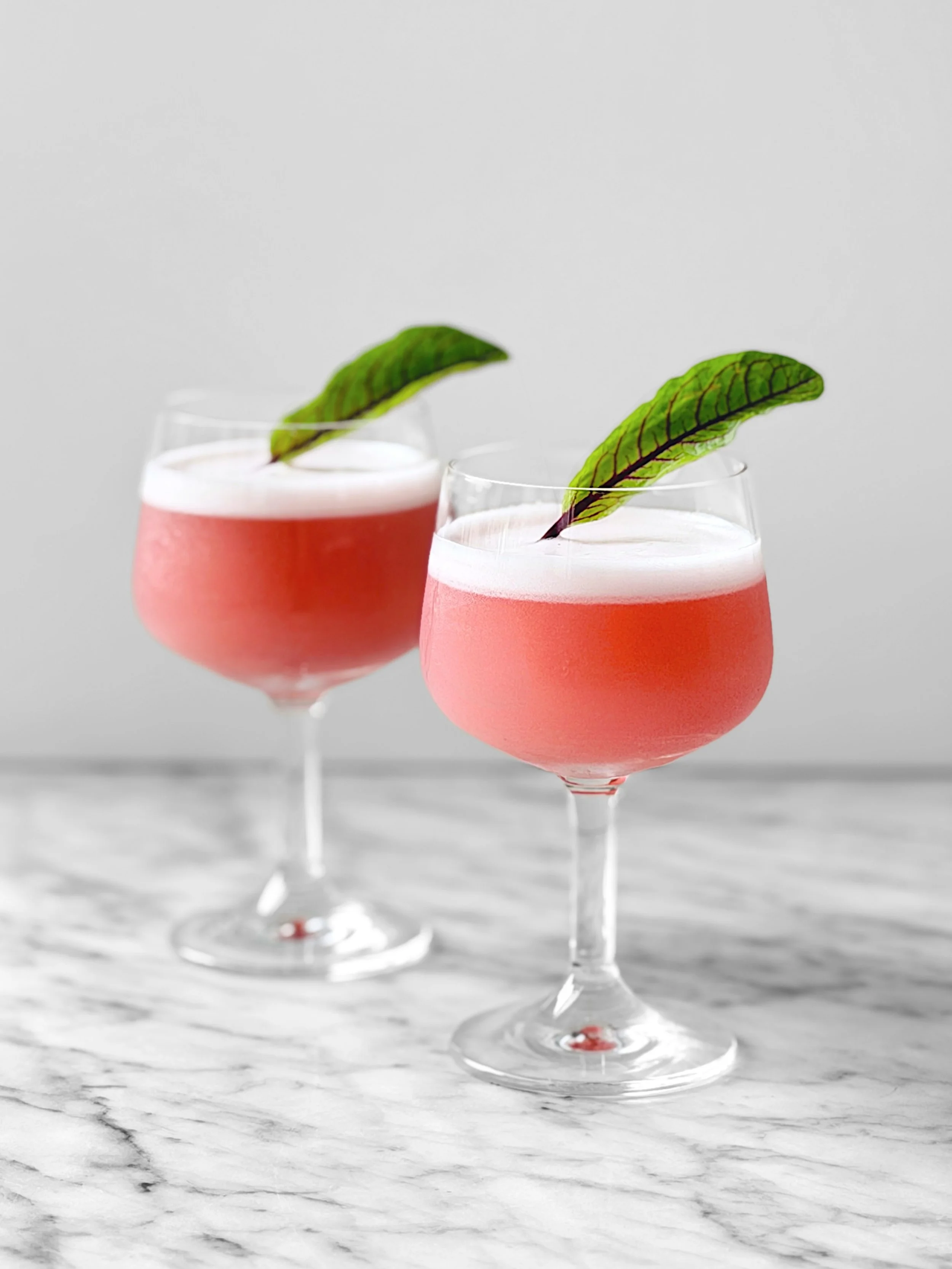 Voici MON cocktail de l&rsquo;&eacute;t&eacute; qui rev&ecirc;t une mes teintes pr&eacute;f&eacute;r&eacute;es du cercle chromatique : l&rsquo;insaisissable couleur incarnat. Ce magnifique rose chaud, vibrant et hypnotique qui habille les plus beaux 