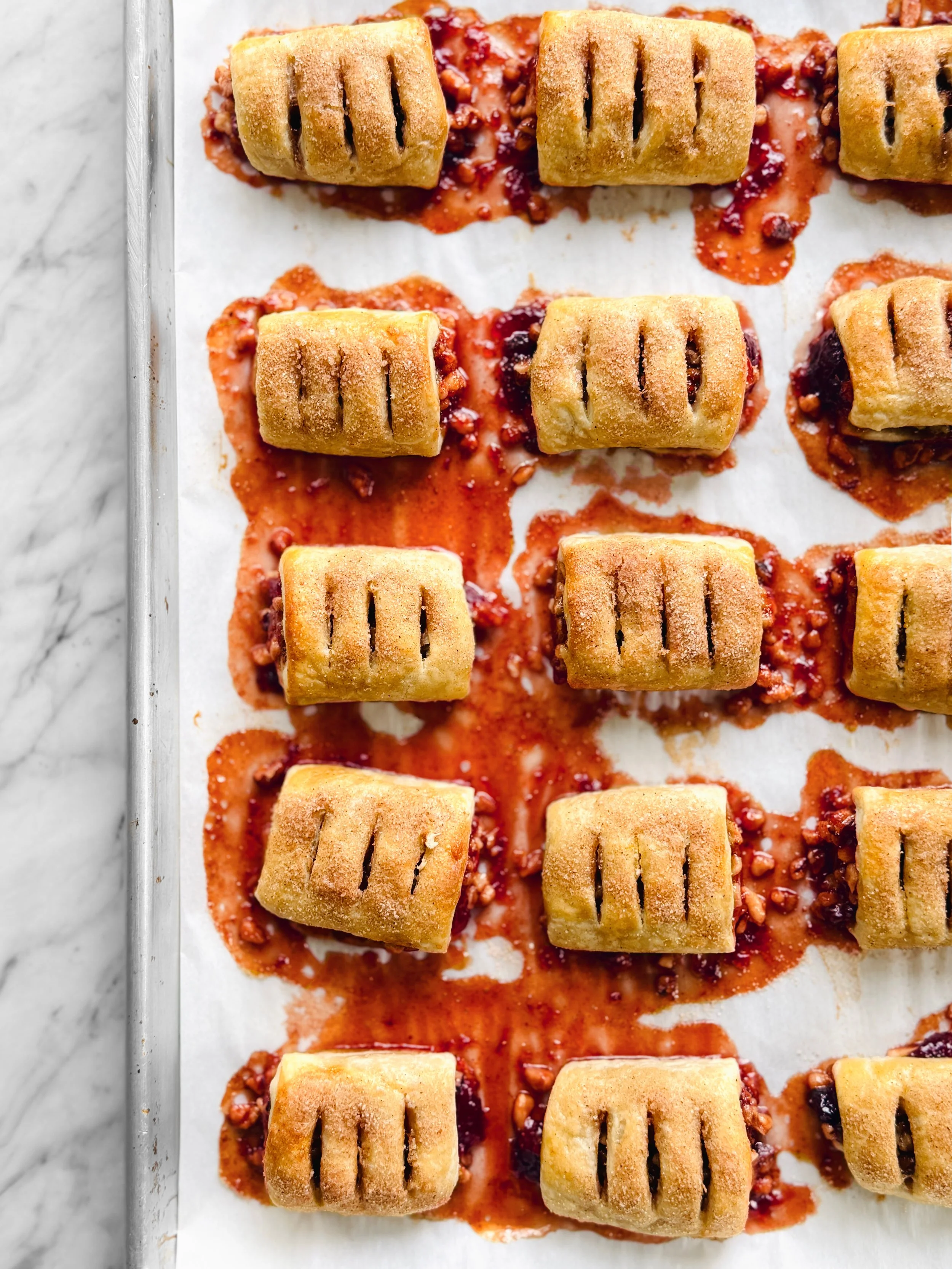 Chaussons Rugelach à la fraise et noix de Grenoble