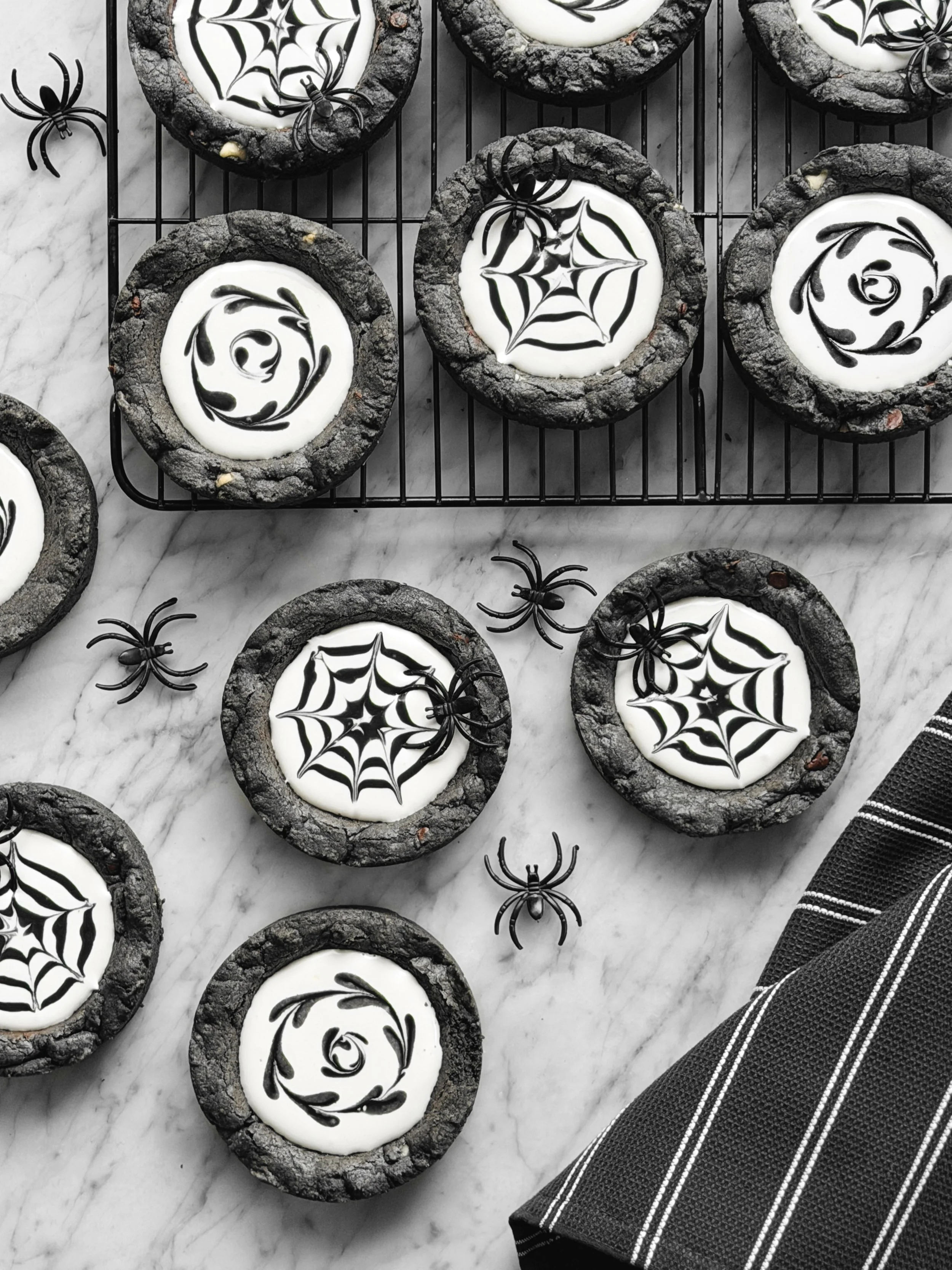 Biscuits médaillons noirs et blancs aux pépites de chocolat