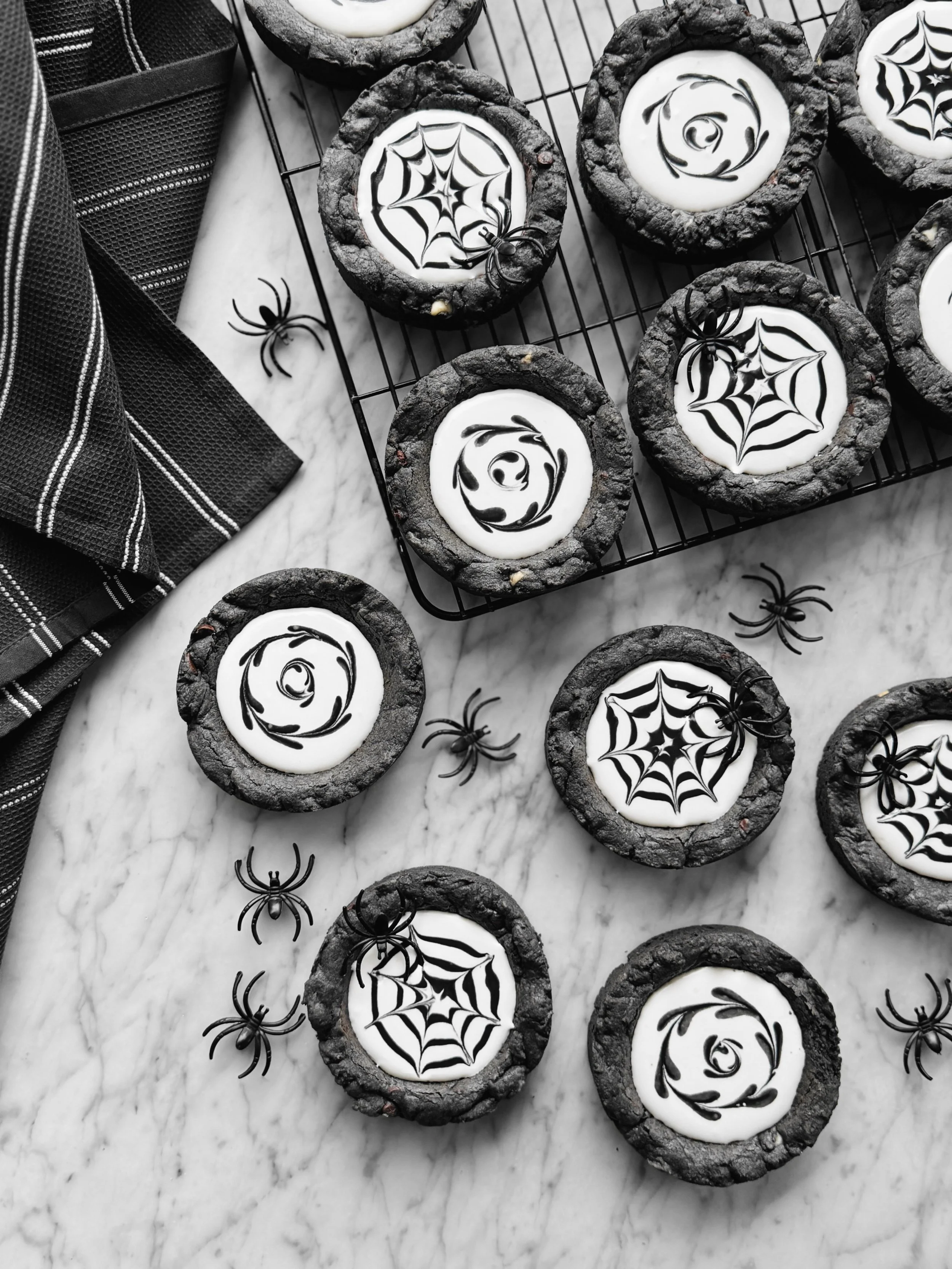 🕷️🕸️Semblant tout droit sortis d&rsquo;un manoir hant&eacute; ou d&rsquo;un coffre &agrave; bijoux de sorci&egrave;re, ces cookies d&rsquo;Halloween jouent en l&rsquo;ombre et la lumi&egrave;re. Derri&egrave;re leur look myst&eacute;rieux se cache 