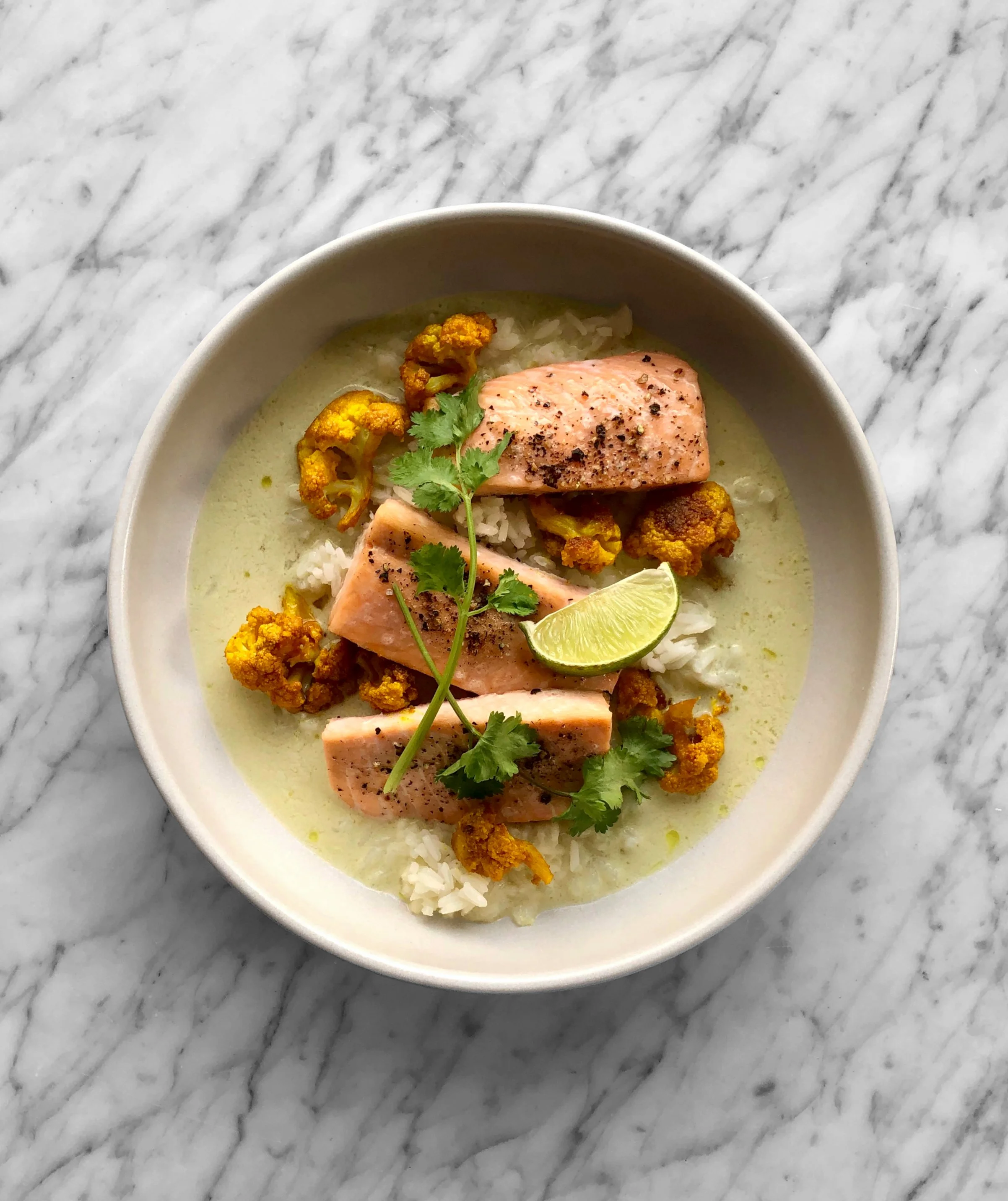 Bouillon de lait de coco, saumon et choufleur rôti — JM_cuisine par