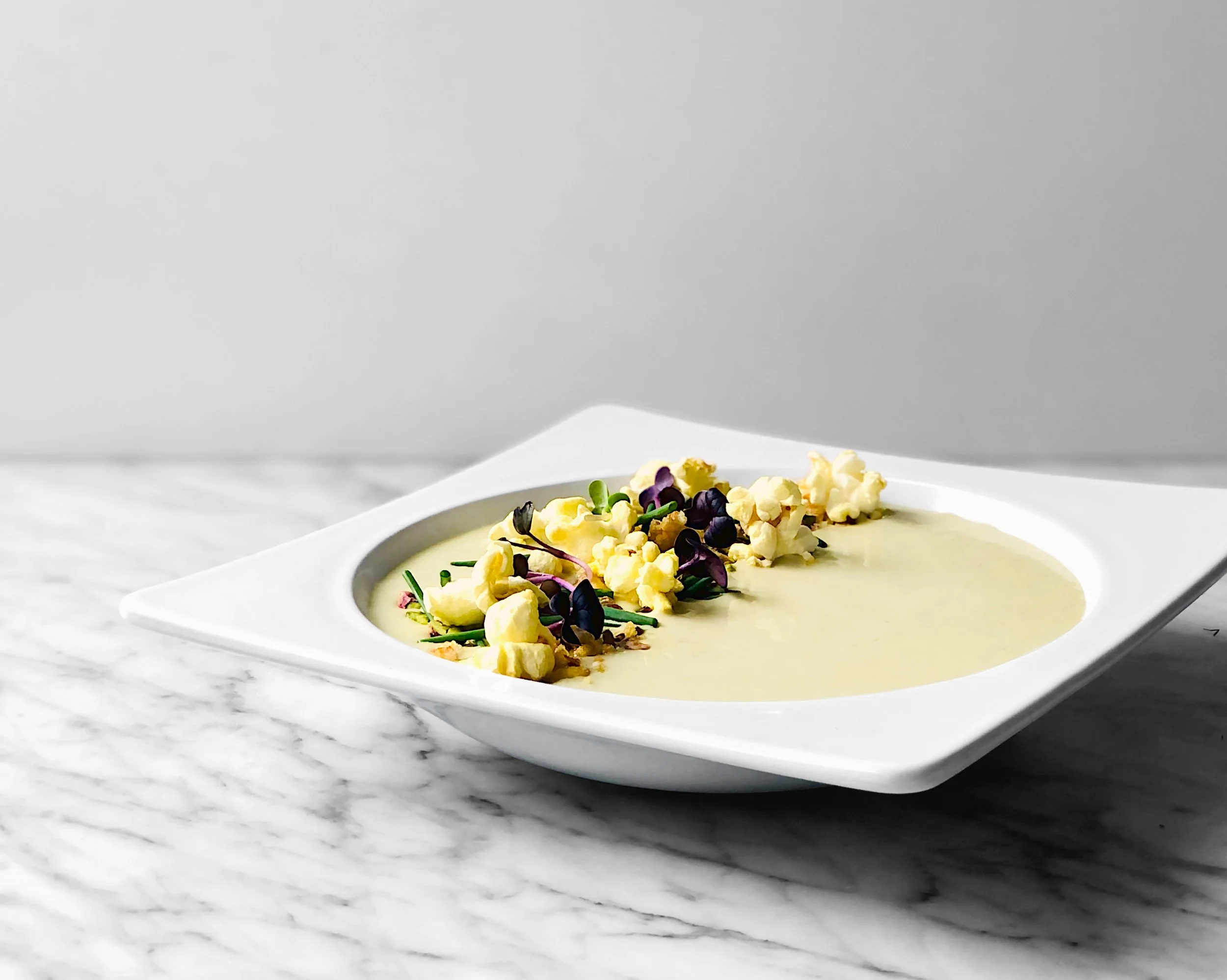 soupe-lait-nordique-mais-pistaches-grillées-HR-plat-CROPSITE.jpeg