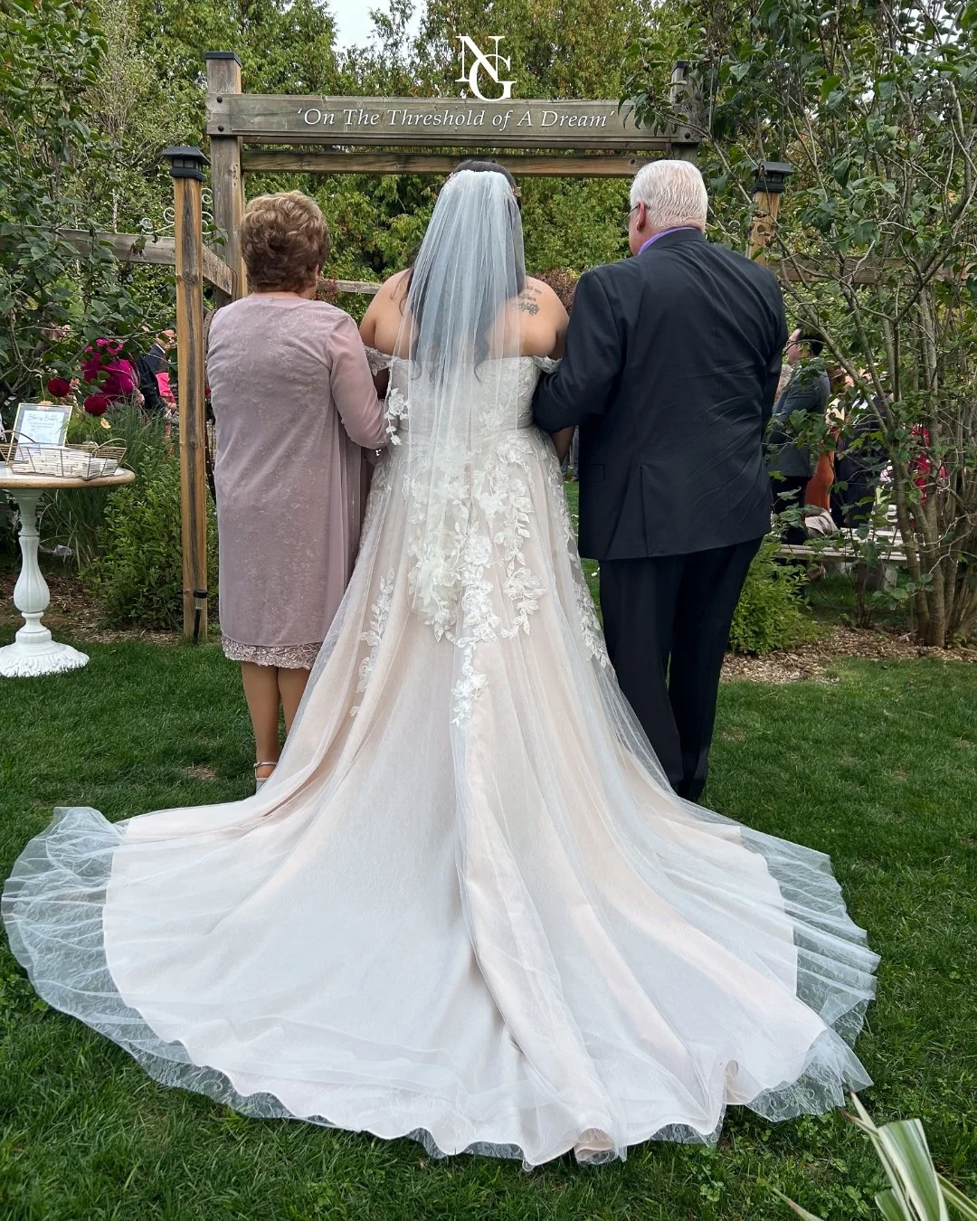 Who says weddings only belong on Saturdays? 🌷 Consider a midweek celebration to make your day even more unique. Weekday weddings at our garden have their own special magic &ndash; think quieter surroundings, more date availability, and the same ench