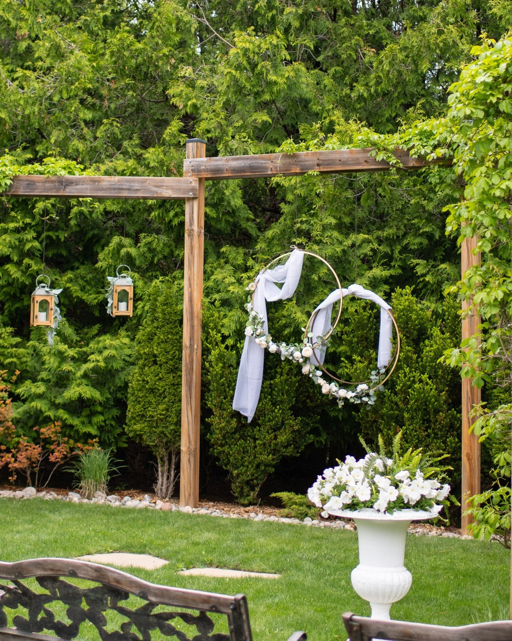 🌿Dreaming of an outdoor ceremony? Our natural wood arch is wrapped in vines, lanterns, and seasonal flowers. 💐 Customize it with your own florals or draped fabric for a truly whimsical garden wedding.✨

#OutdoorCeremony #GardenArch #LanternLight #O