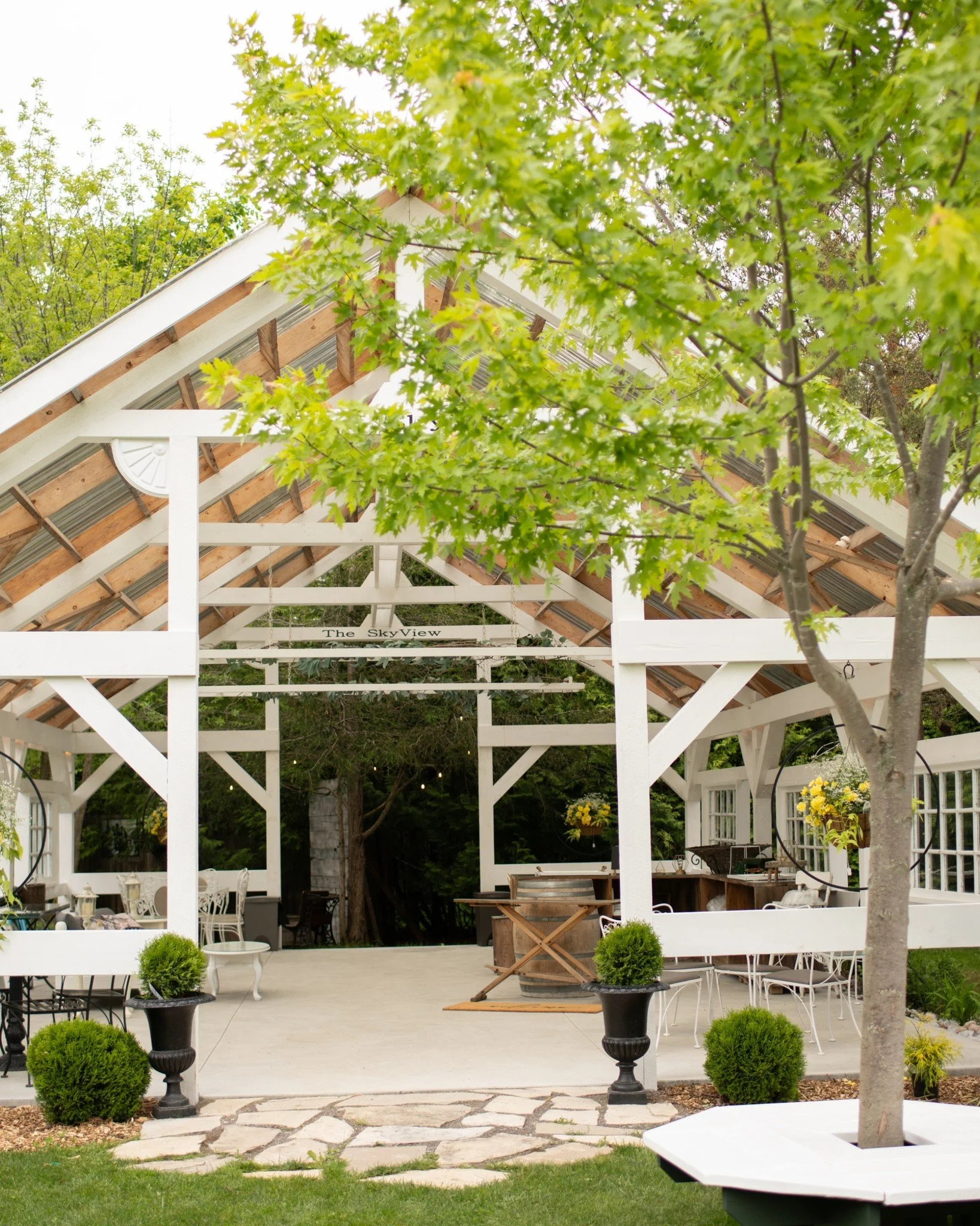 🌦Rain doesn&rsquo;t dampen our spirit: our Sky View is cozy and bright. Many couples find rainy-day photos absolutely dreamy amidst the greenery.🌿✨

@alana.maria.photography 

#RainWedding #UmbrellaPhotos #NorthviewGardens #Halton #Milton #OntarioW