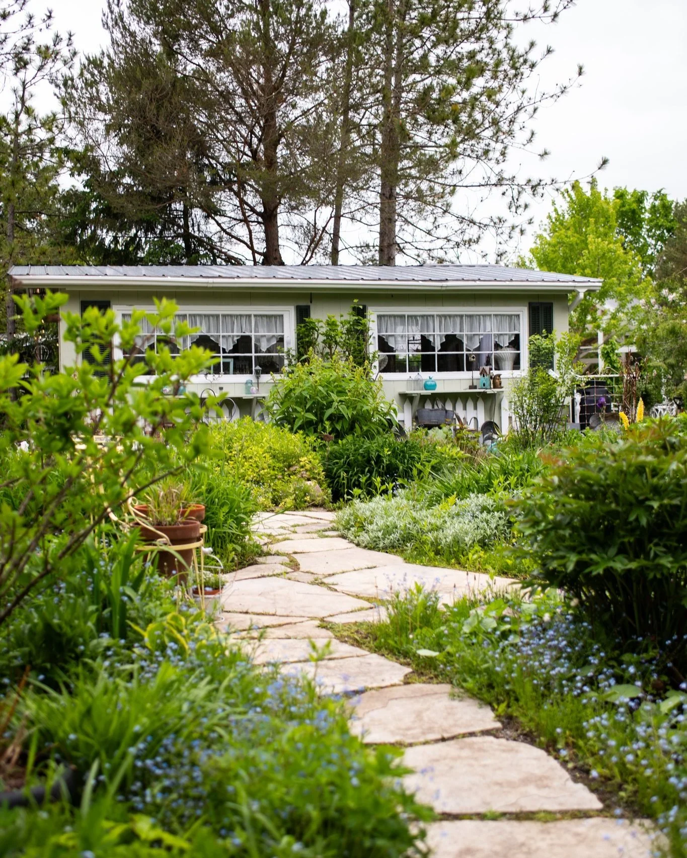 Planted with care, this space has always been about more than weddings&mdash;it&rsquo;s about creating something lasting. 🌿

📸 @alana.maria.photography 

www.northviewgardens.ca

#northviewgardens #peterboroughweddings #peterboroughweddingvenue #ka