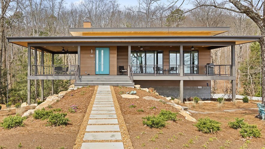 We recently completed construction this modern residence on Signal Mountain. This home was the dream that brought our clients to Chattanooga and it was a labor of love from start to finish. 

The home was designed by @hkarchitects to maximize the vie