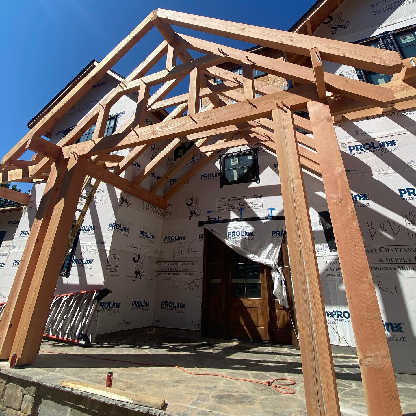 These custom pine Timbers are worth the wait! The craftsmanship and detail that goes into the design of these porches is unreal! We have a real life game of Lincoln logs going. Can&rsquo;t wait to see it completed! 
#signalmountaintn #customhomes #ch