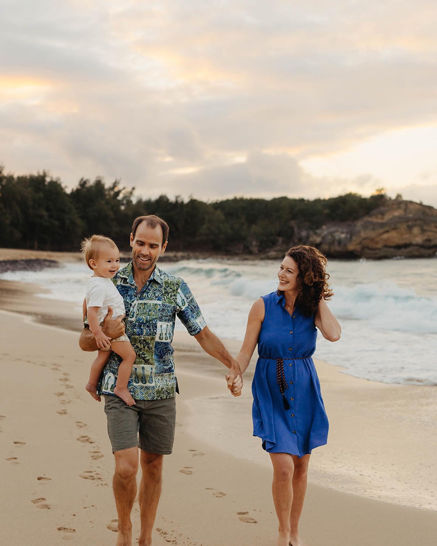 Much gratitude to @prudence.fontaine with @kauaifamilyphoto for our beautiful and treasured family photos. It was early and insanely windy so I was a bit out of sorts but so happy we captured some beautiful moments. Thank you, Pru! 🙏🏻❤️🌈
.
.
.
#fa