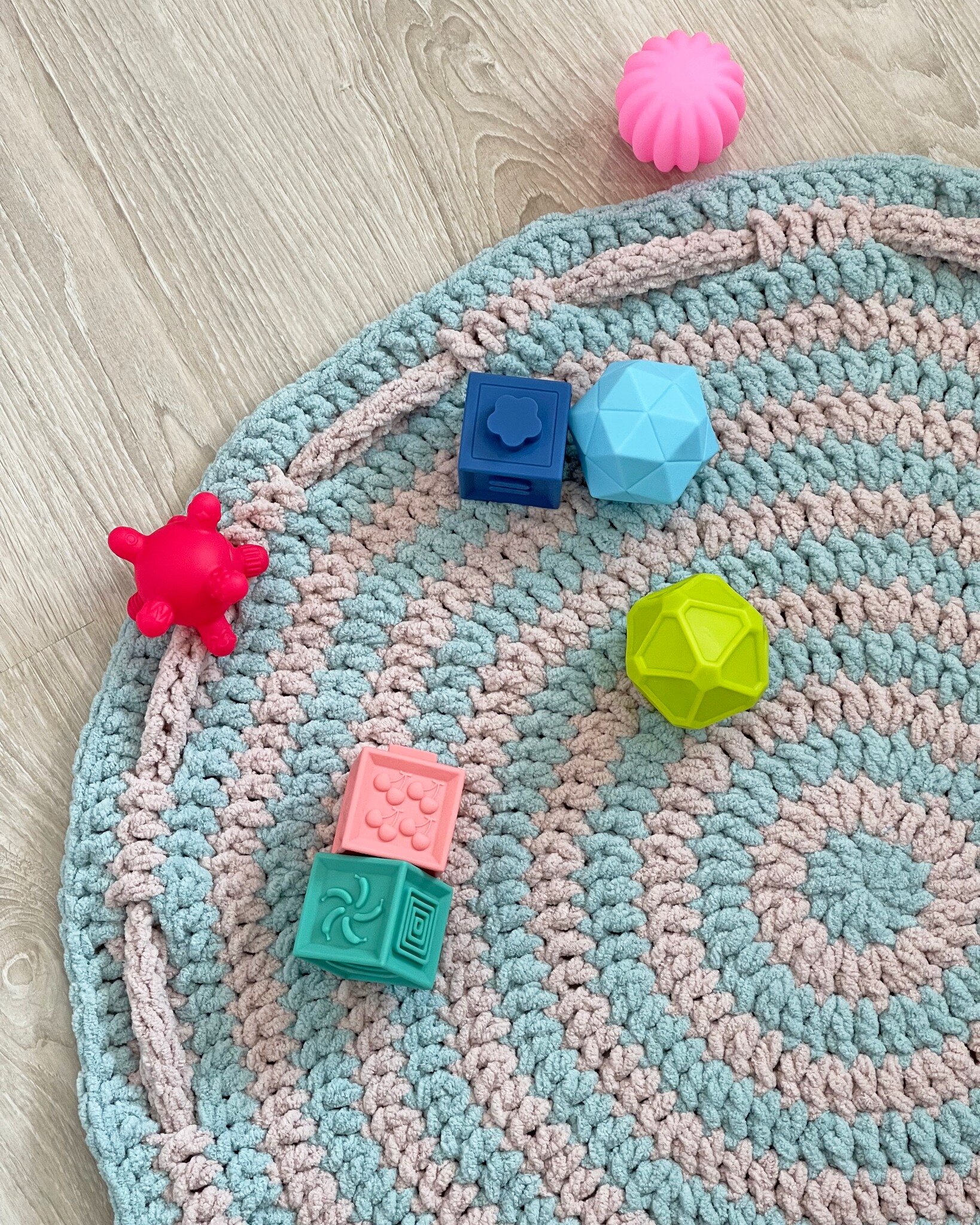 Are you new to crochet and/or working in the round?  This group of testers helped me make sure this pattern was great for beginners, so don't be intimidated!  Learn all about the Plush Baby Playmat and get the pattern for f.r.e.e on the blog post, li