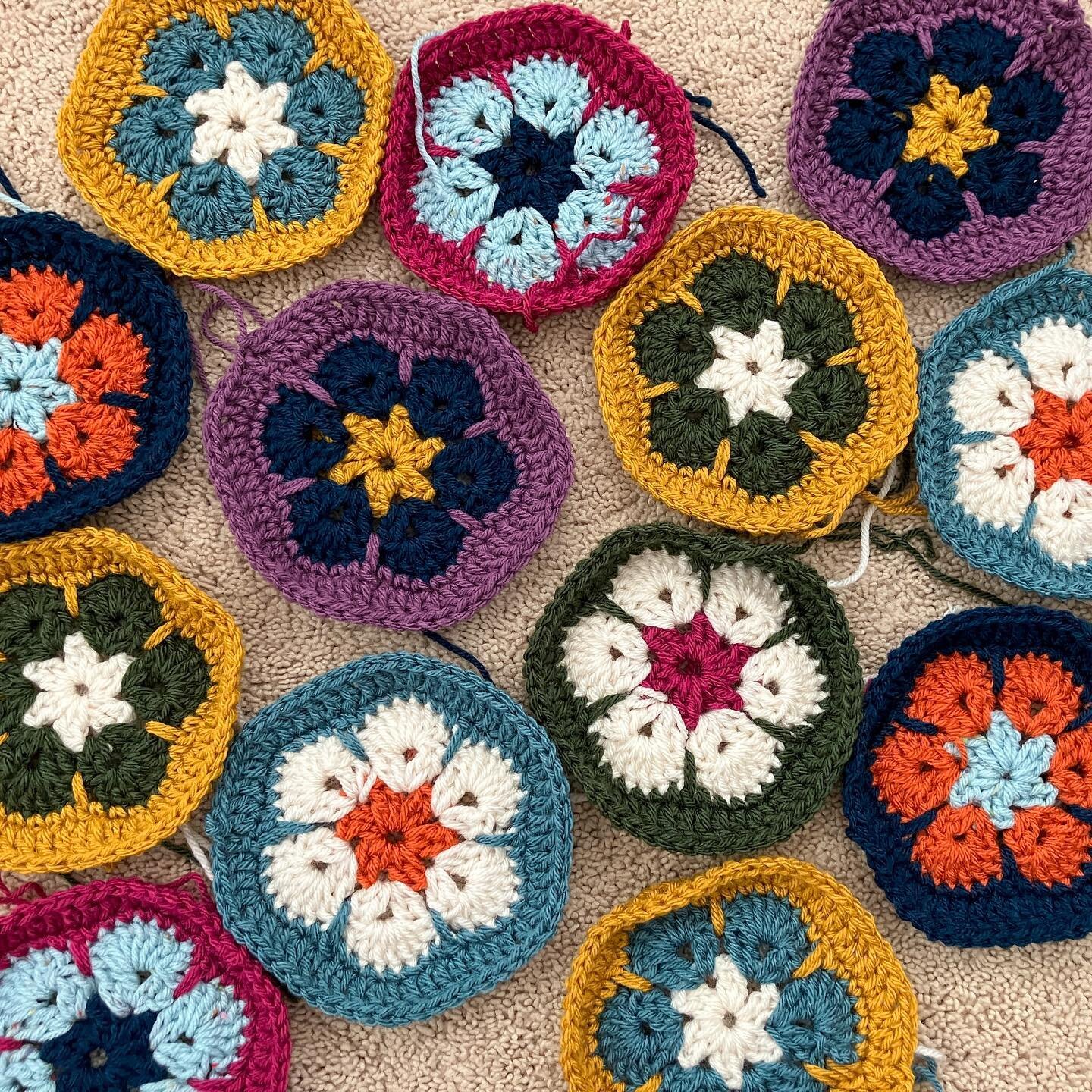 I&rsquo;ve got a new WIP and couldn&rsquo;t wait to post some pics 😍 I have been wanting to make an African Flower blanket for probably two years and it&rsquo;s happening!!! And it&rsquo;s addicting. Should have seen this one coming 😂 Pairing color