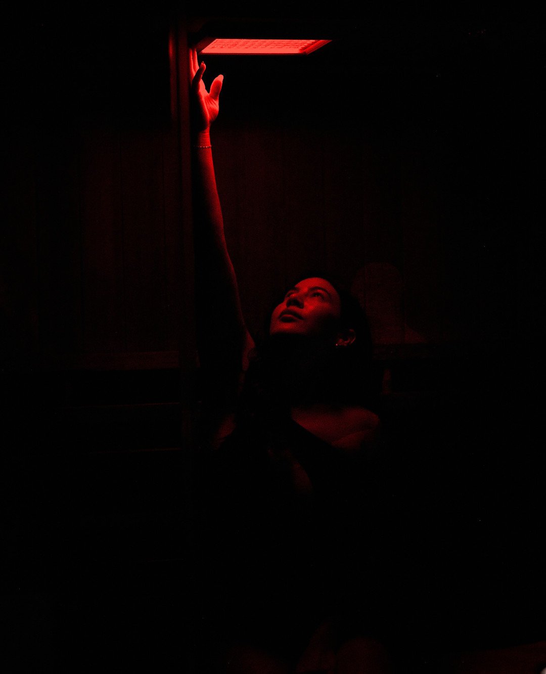 Red light therapy helps increase ATP production in your body, creating fuel for cell repair, regeneration and performance.

Infrared wavelengths penetrate deep into muscle and tissue, promoting circulation, reducing inflammation, and flushing toxins 