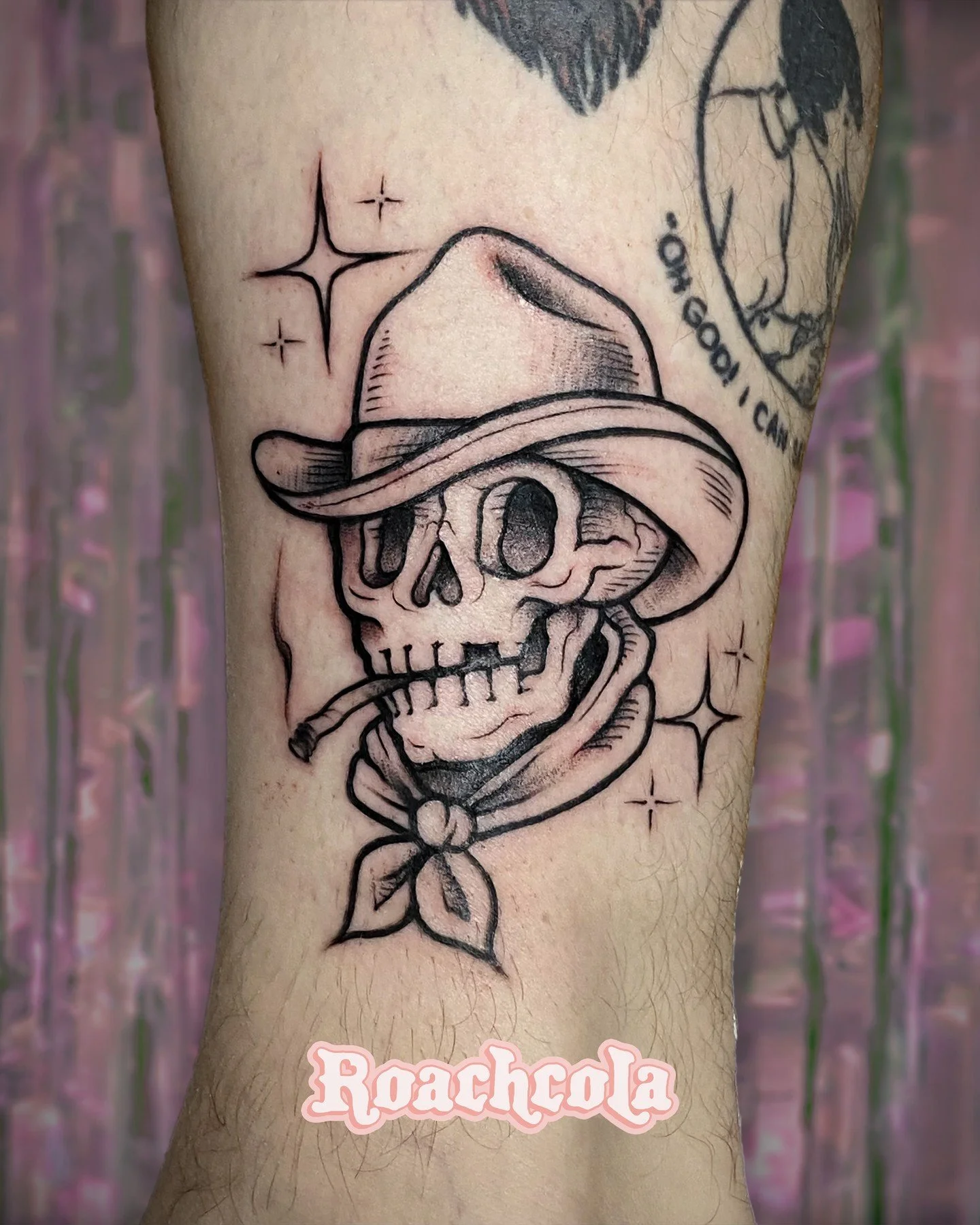 Giddy Up 🤠 Nothin' I love more than tattooing a fun silly skeleton friend! LMK what other kinds of fun bone heads I should do next :^)⁠
⁠
I also really enjoy doing this illustrative wood cut (ish) style, it's saurrr fun 💗💗💗