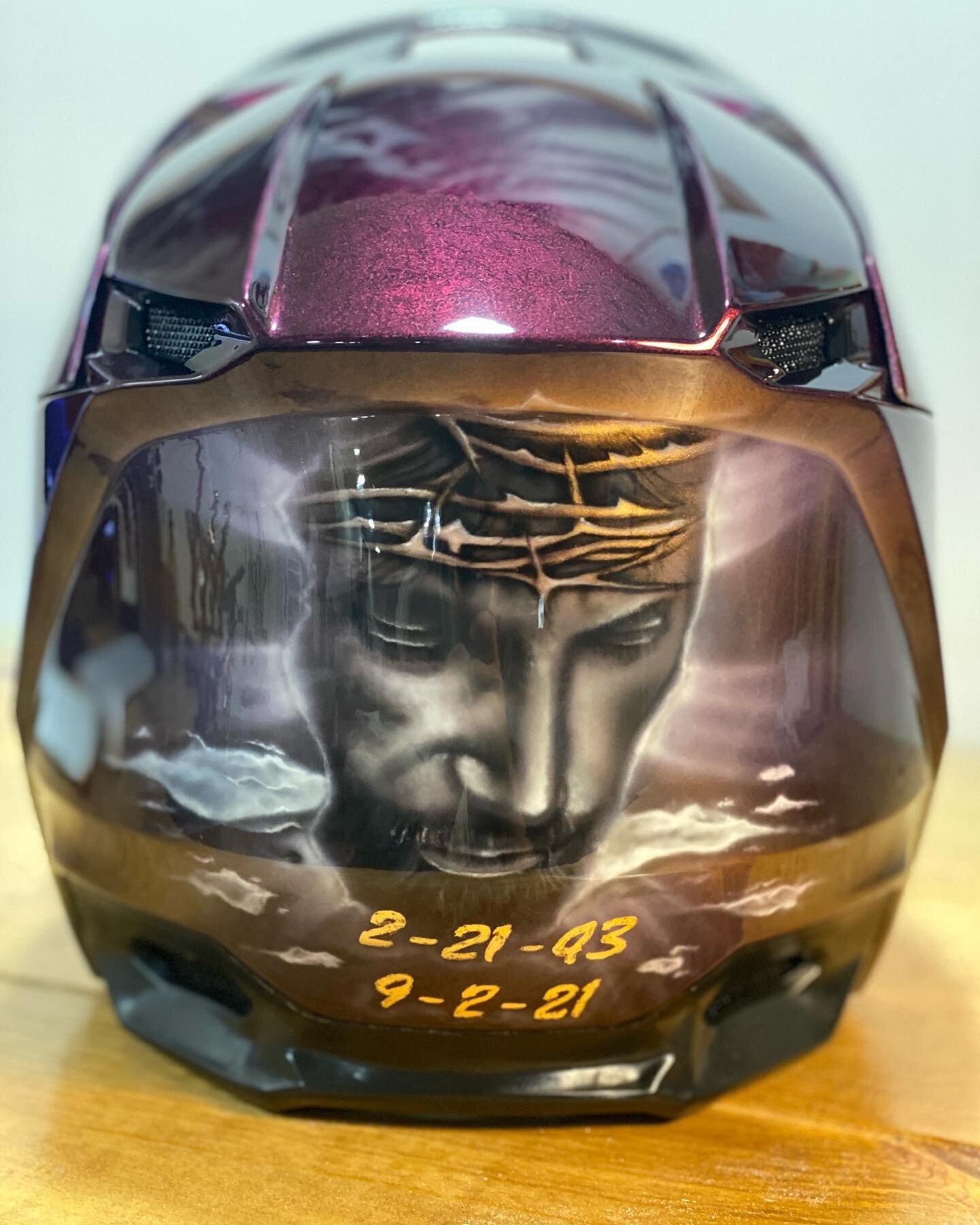 Finished up this memorial helmet for @pete.dawson.148 . Candy brandy wine over a silver texture technique for a nice end product. It almost sort of looks like a bowling ball texture.  #customairbrushart #artwork #airbrush #iwata #ppg #kokendakustoms 