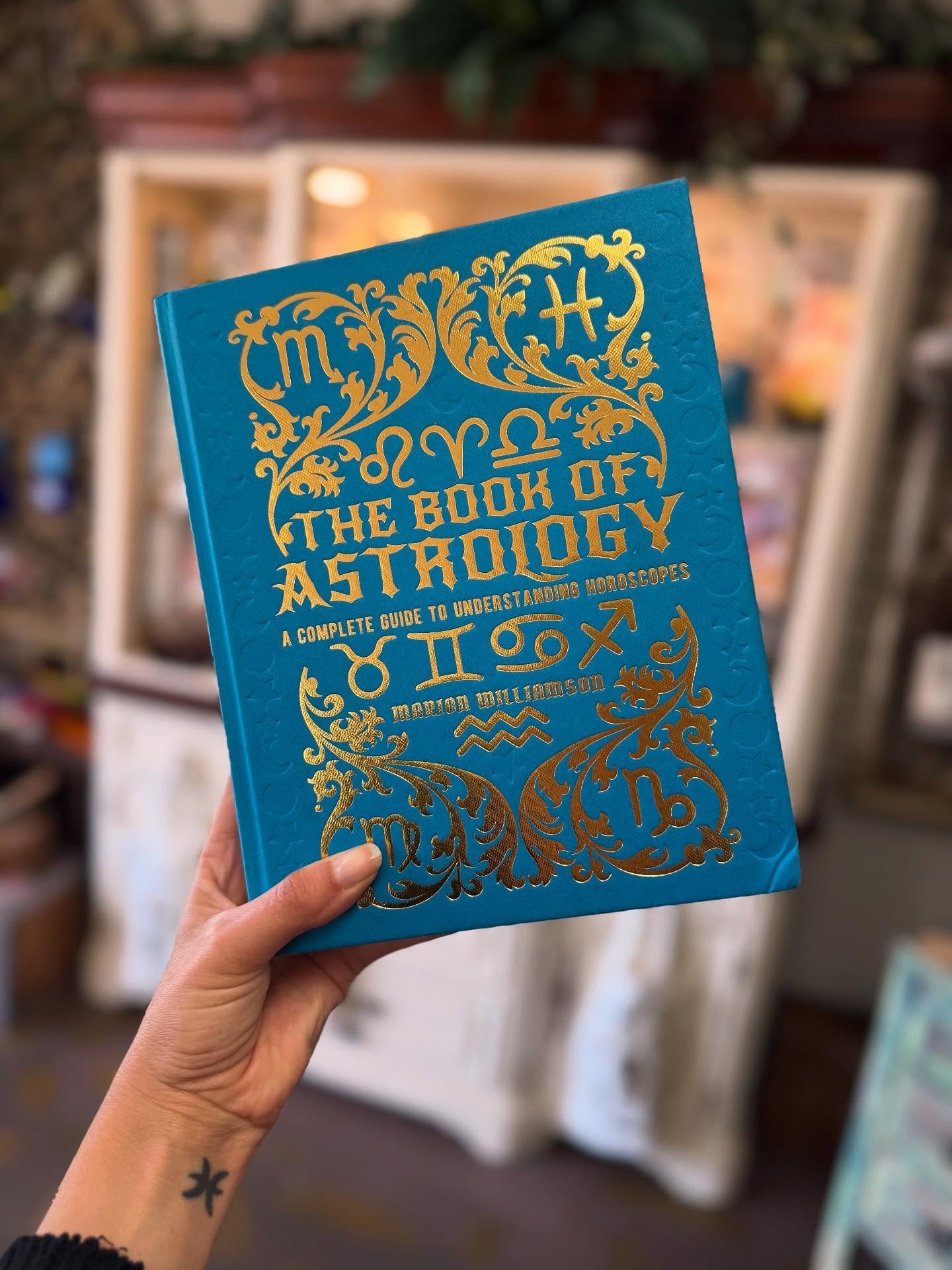 🌟The stars are aligned, and so are we.🌟
Whether you&rsquo;re just cracking open your first astrology book or already know your natal chart by heart, our advisors are here to guide you through the cosmos.
✨Check out our website to see our astrology-