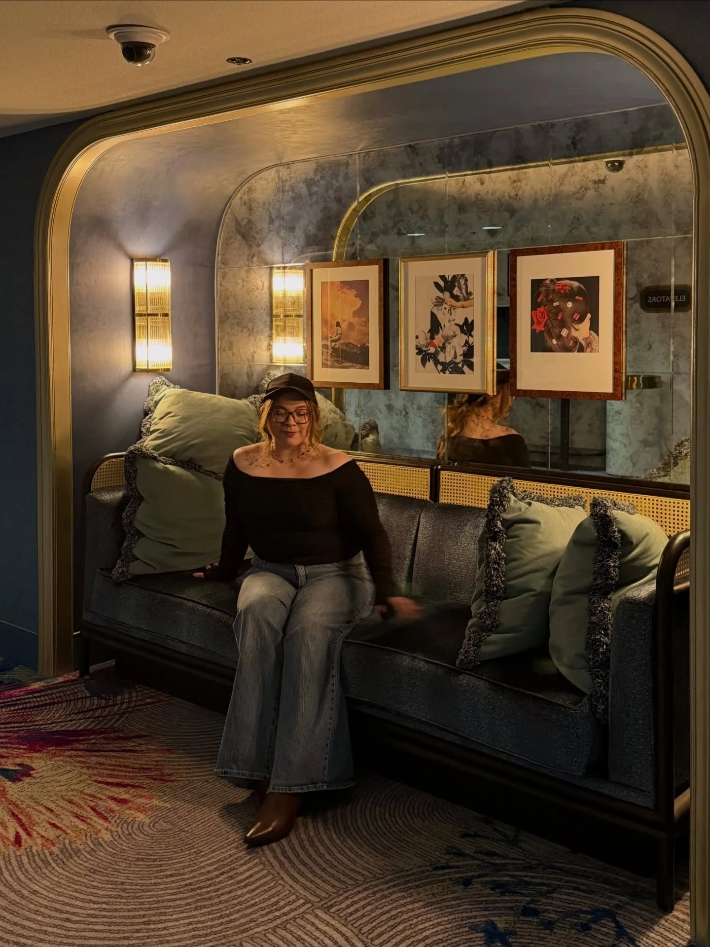 Can&rsquo;t pass up a cute couch photo 📸🖤