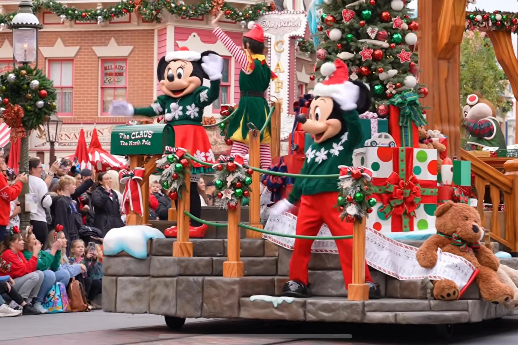 the disneyland parade float with minnie and mickey waving