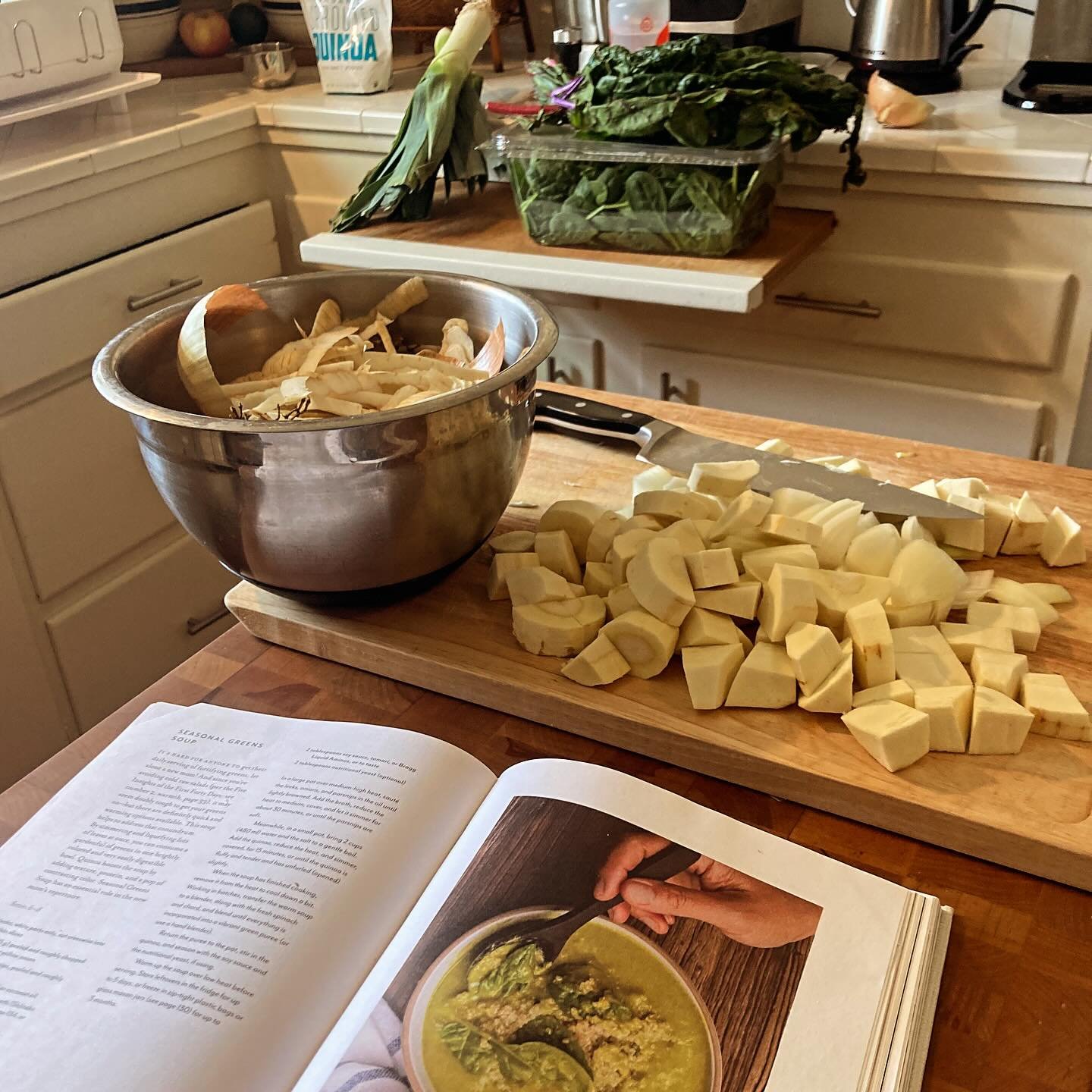 🌿 Postpartum Support 🌿

What would feel nourishing? Taste nourishing? Sound nourishing? 

What might help your family feel like they are wrapped in a warm blanket (literally and figuratively!) as you integrate your newest family member? 

We co-cre