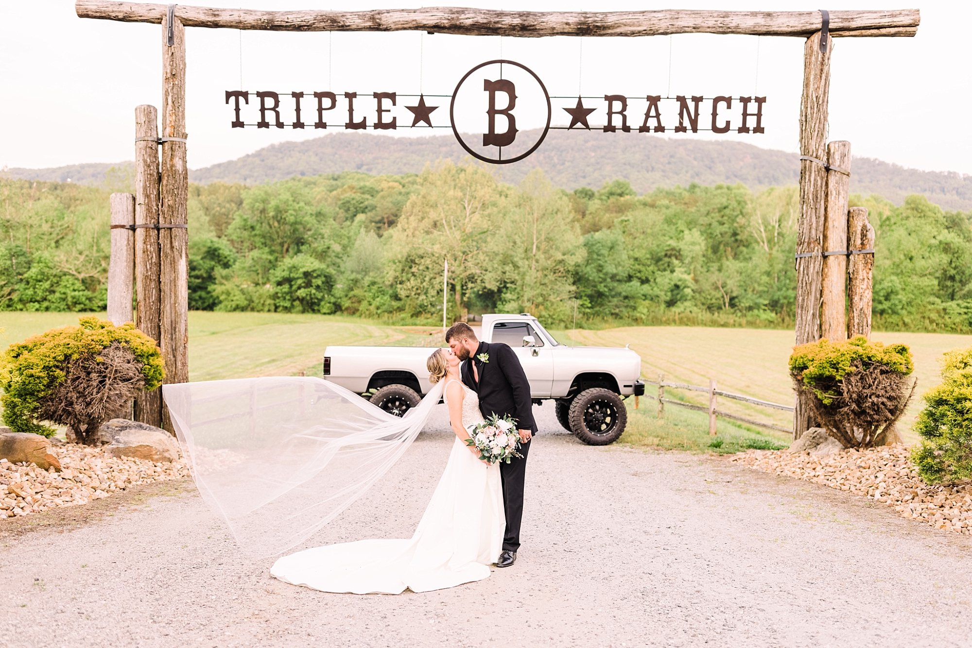 Triple-B-Ranch-Asheville-Wedding-Photographer-Melissa-McElrath-Photography-_0053.jpg