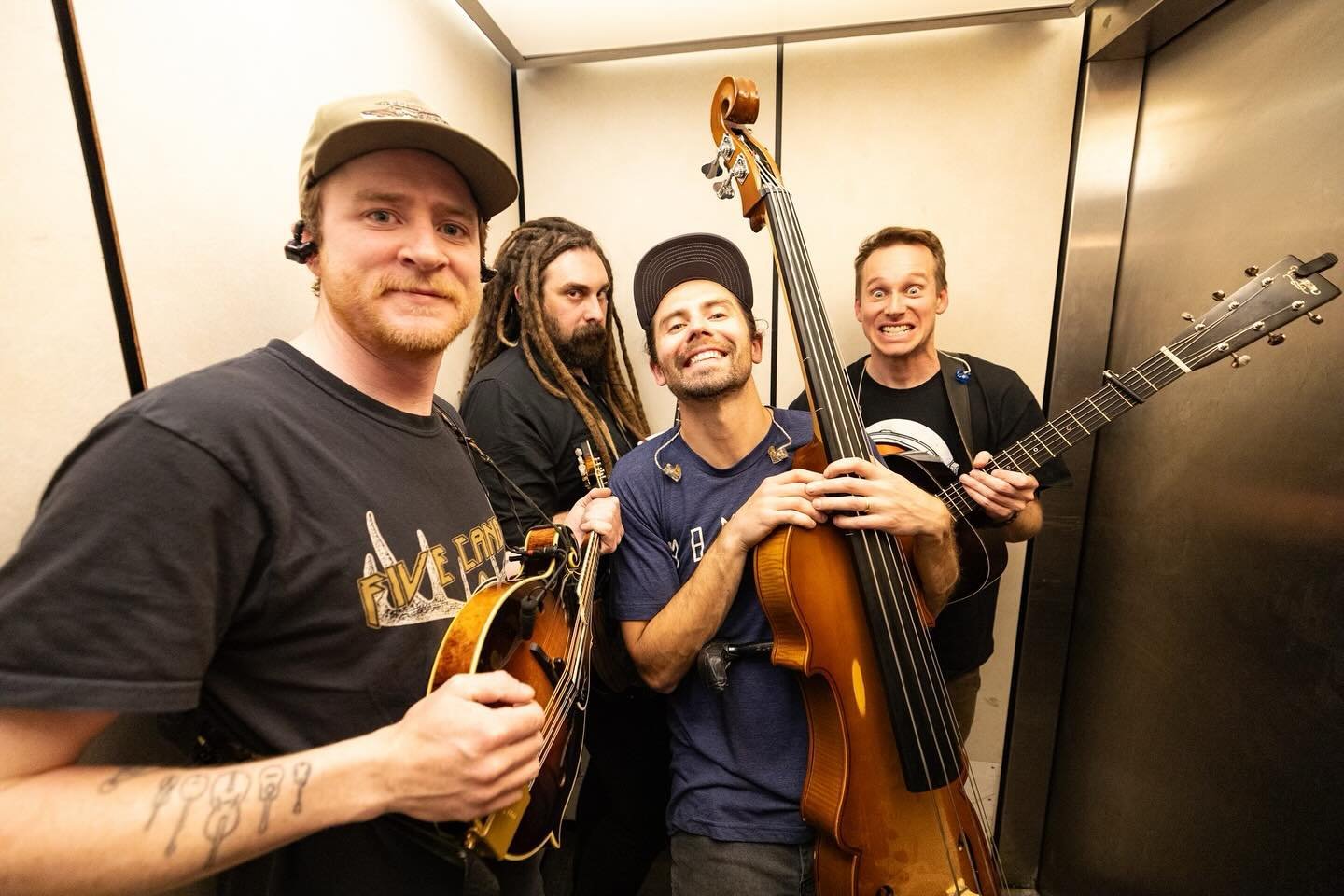 Just a couple of dudes happy to be playing bluegrass 😀 Tickets are on sale now for our end-of-summer parties in Jackson, WY and Three Forks, MT. Go get em&rsquo; and join in on the fun 🎉

🎟️ &rarr; Link in bio / story 

📸: @onthedlphoto
