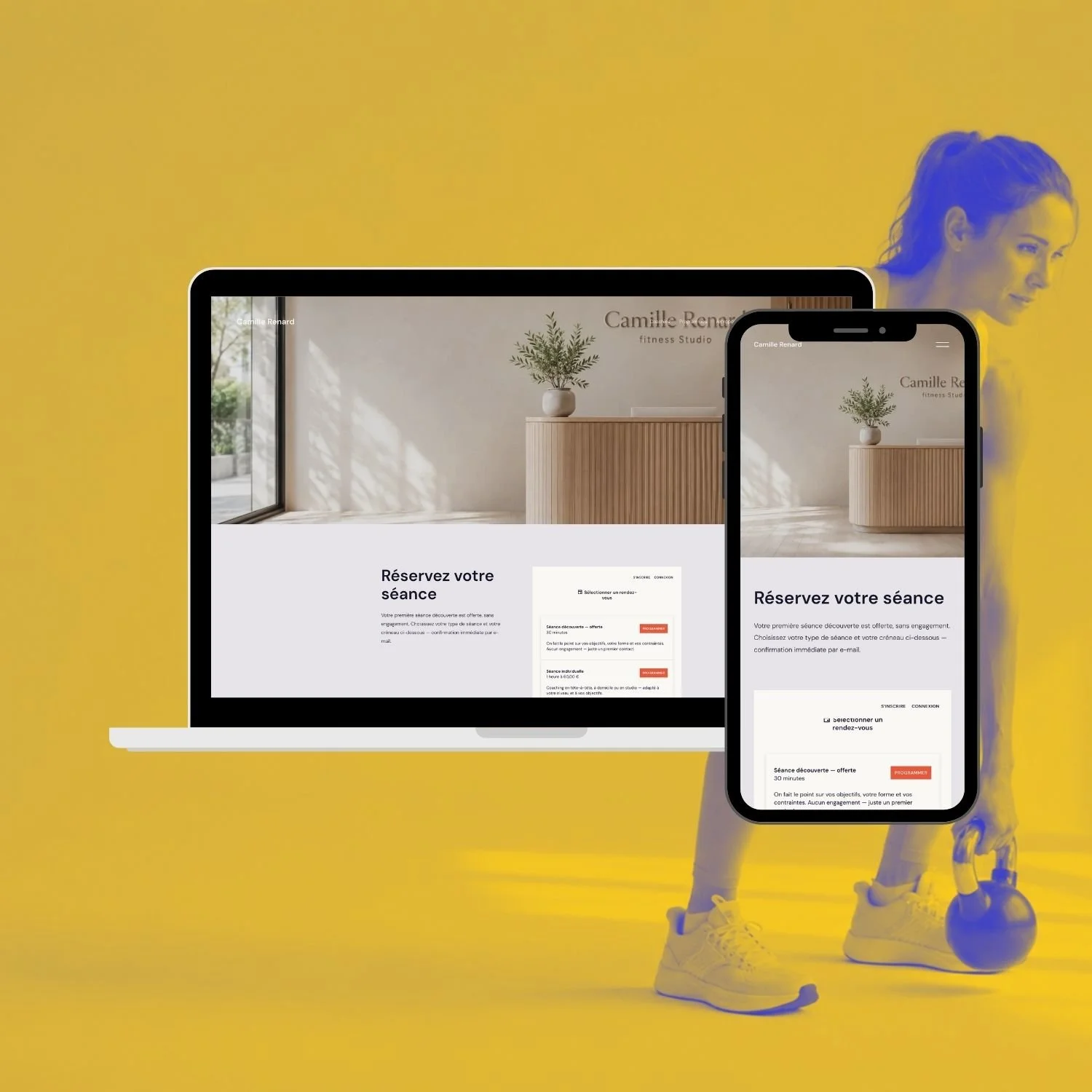 Capture d'écran d'un site web de réservation de séances de fitness affiché sur un ordinateur portable et un smartphone, avec un fond jaune et une silhouette de femme faisant du fitness en arrière-plan.