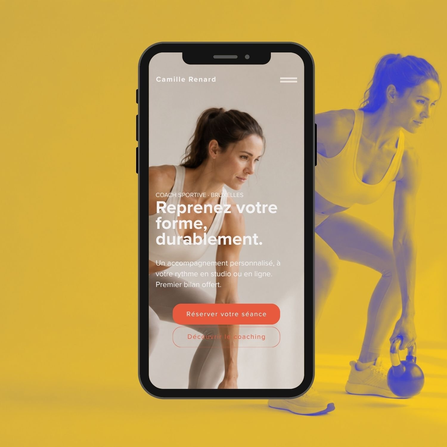 Une femme en posture de coach sportif, vue sur un téléphone affichant une application de coaching à Bruxelles, avec un fond jaune et une autre femme en exercice de musculation à l'arrière-plan.