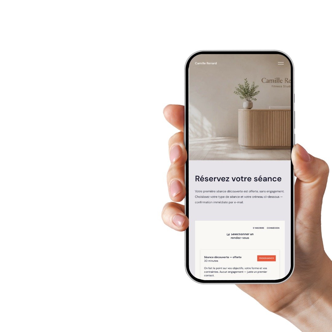 Une main tenant un smartphone qui affiche la page de réservation — expérience mobile-first du template.
