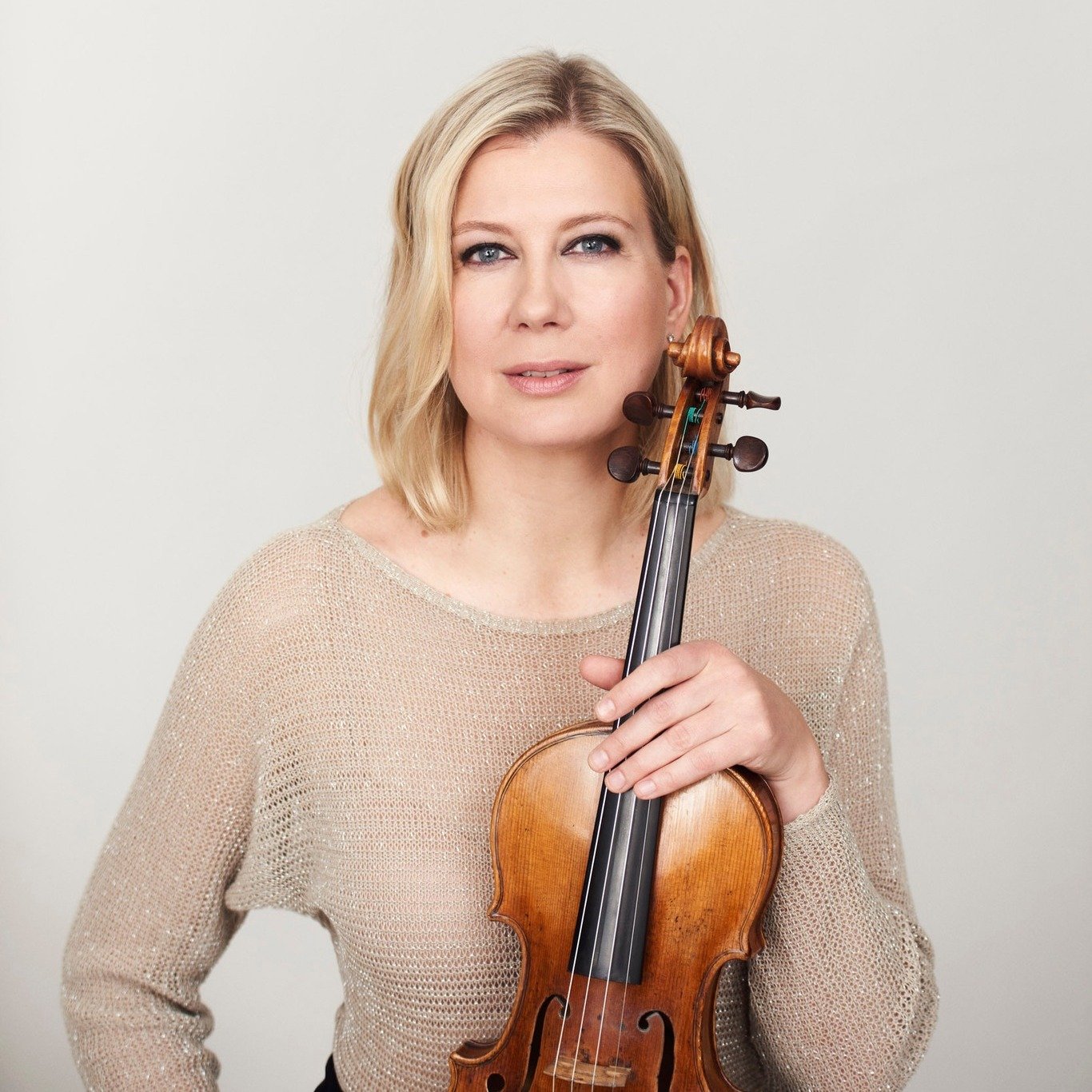 ⭐UUTISIA!⭐ 

Viulisti Elina V&auml;h&auml;l&auml; on ehdolla vuoden 2025 Pohjoismaiden neuvoston musiikkipalkinnon saajaksi!

Elina V&auml;h&auml;l&auml; kuuluu suomalaisten viulistien kansainv&auml;liseen k&auml;rkikaartiin. V&auml;h&auml;l&auml; on