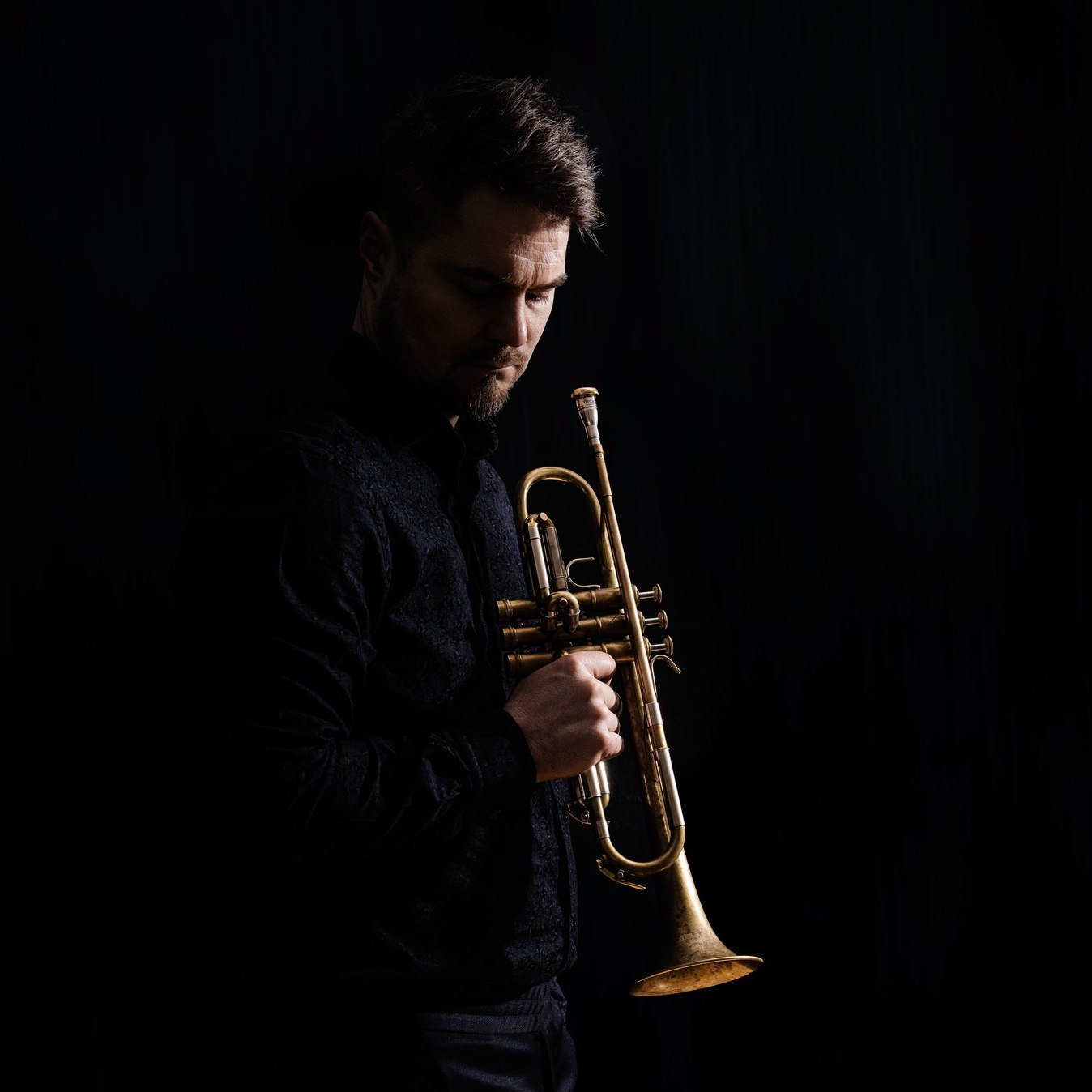 Verneri Pohjola on s&auml;velt&auml;nyt yhteisty&ouml;ss&auml; Timo Hietalan kanssa trumpettikonserton &rdquo;Against Darkness&rdquo;, joka saa kantaesityksens&auml; helmikuussa Helsingin Musiikkitalossa. Kyseess&auml; on Pohjolan ensimm&auml;inen s&