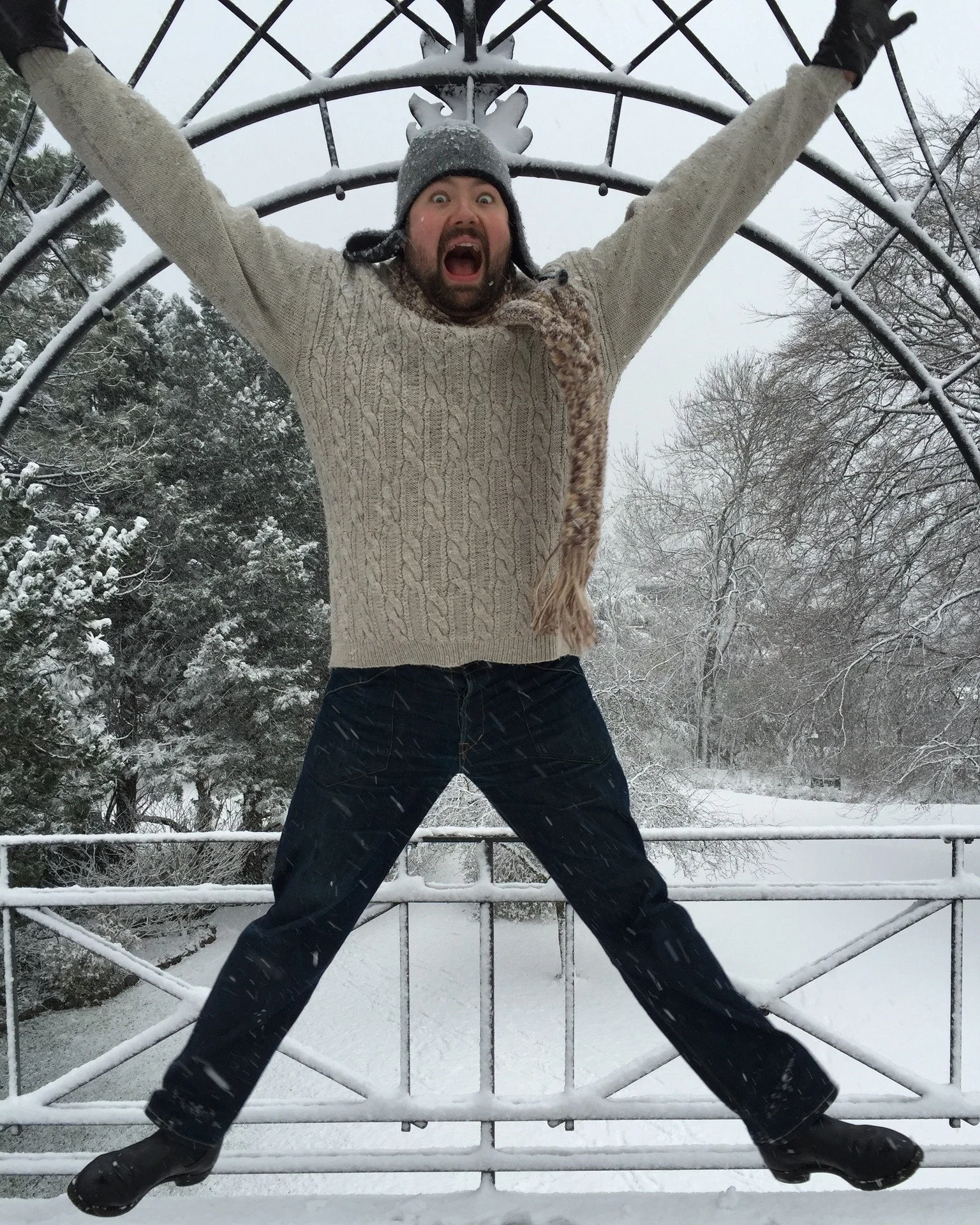 🔵 Kiitos upeasta avausviikosta, Timo Riihonen! Kertoisitko loppuun meille vielä, miten valmistaudut esitykseen?
Rakastan talvea ja lunta. Tykkään suomen talvesta kovasti, silloin pääsee hiihtämään, laskettele