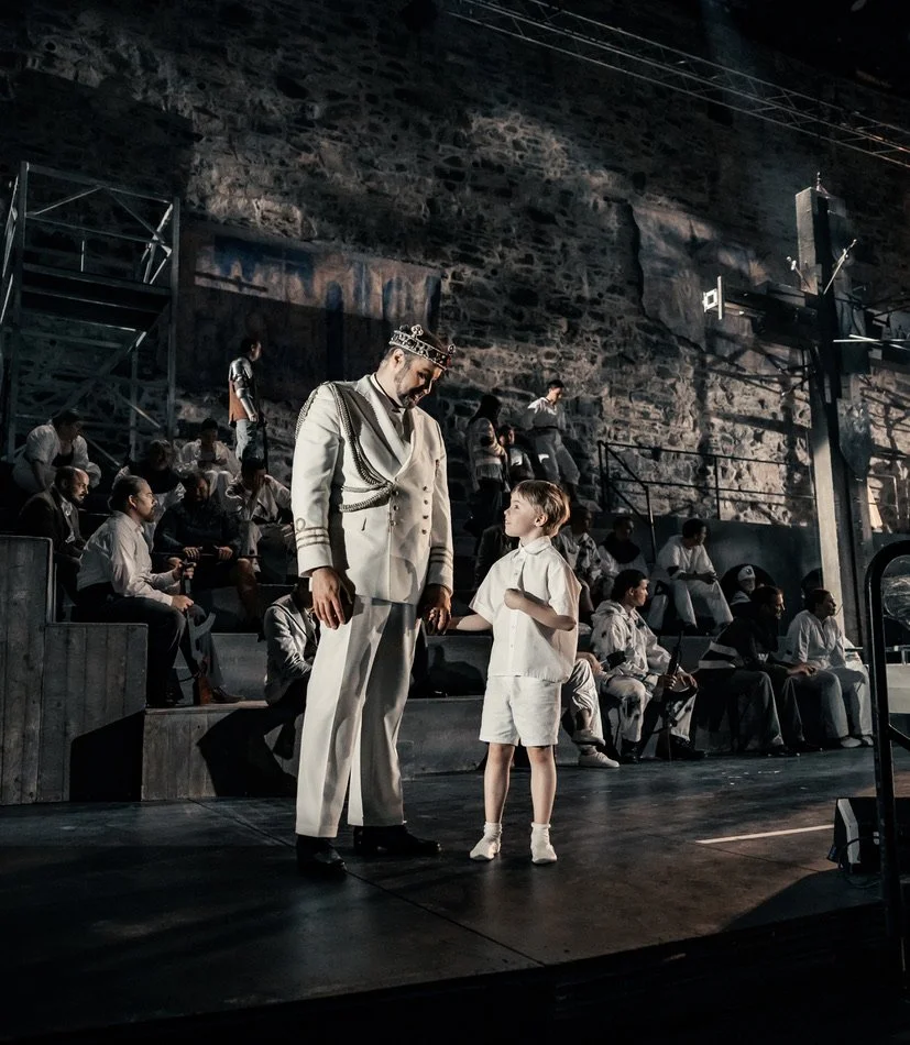 Timo, kiitos, että saimme seurata eilen päivääsi! Kerro joku mieleenpainunut tapaus artistiuran varrelta.
Urani alkuaikoina Deutsche Oper am Rheinissa esitettiin Tosca-oopperaa. Roolini oli Angelotti, poliittinen vanki, joka kark