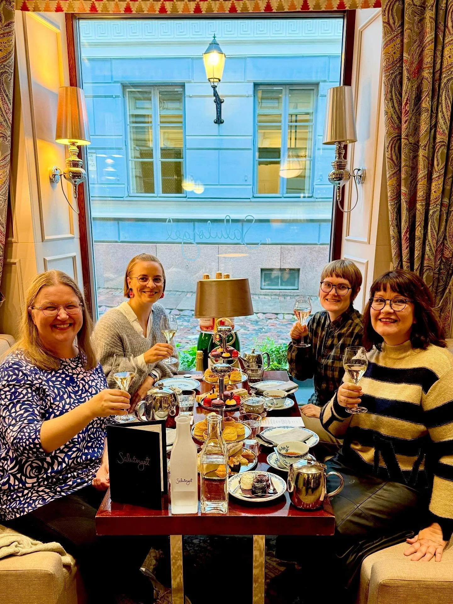 Vein tänään henkilökunnan Afternoon Tea -hetkelle, jossa nautimme suussasulavia suolaisia ja makeita herkkuja ja maistelimme upeita teelaatuja. 
Juhlistimme loppupäivän kestäneellä kahvitauolla sitä, ett&